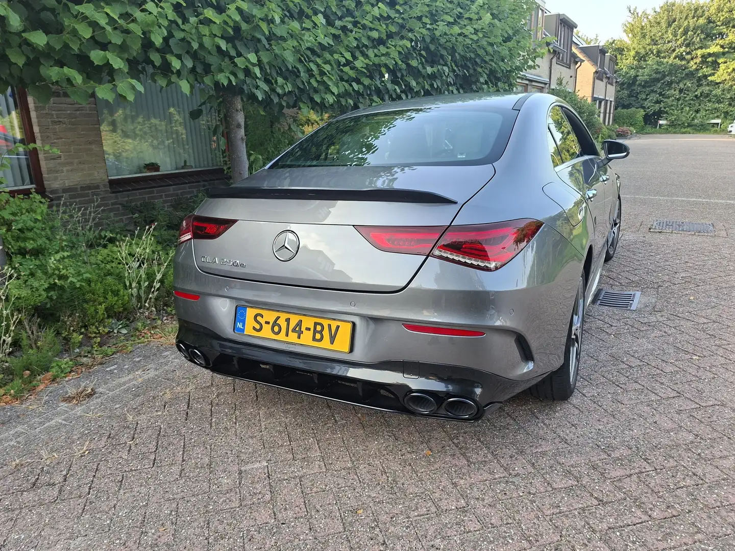 Mercedes-Benz CLA 250 AMG Line plug in hybride Grijs - 1