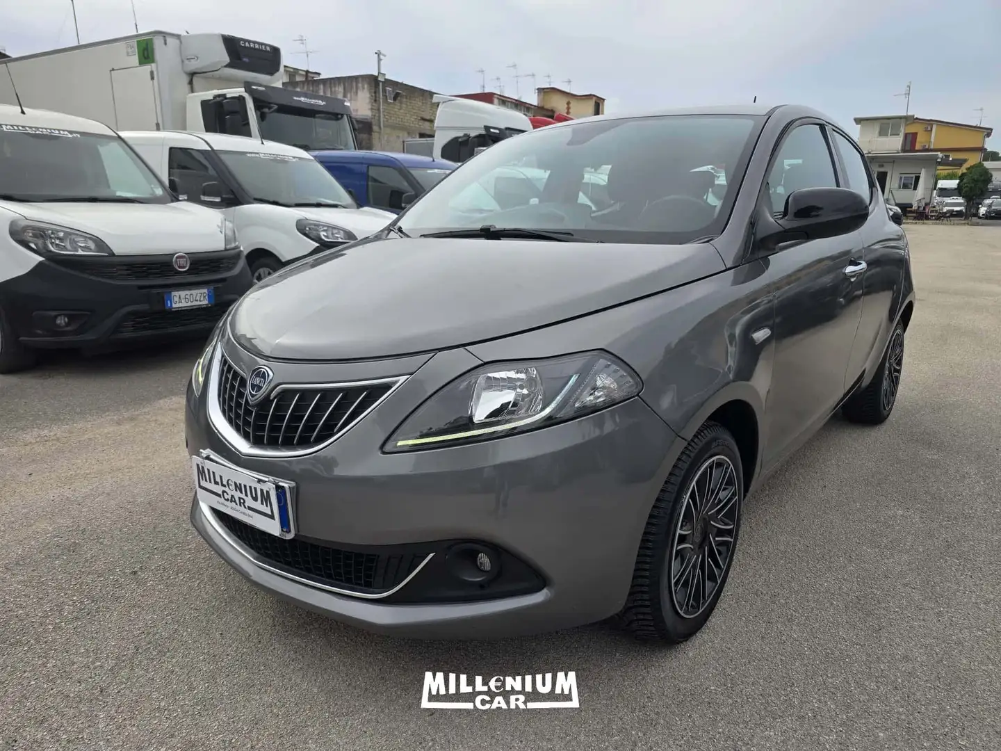 Lancia Ypsilon Ypsilon 1.0 firefly hybrid Gold Plus s Grau - 1