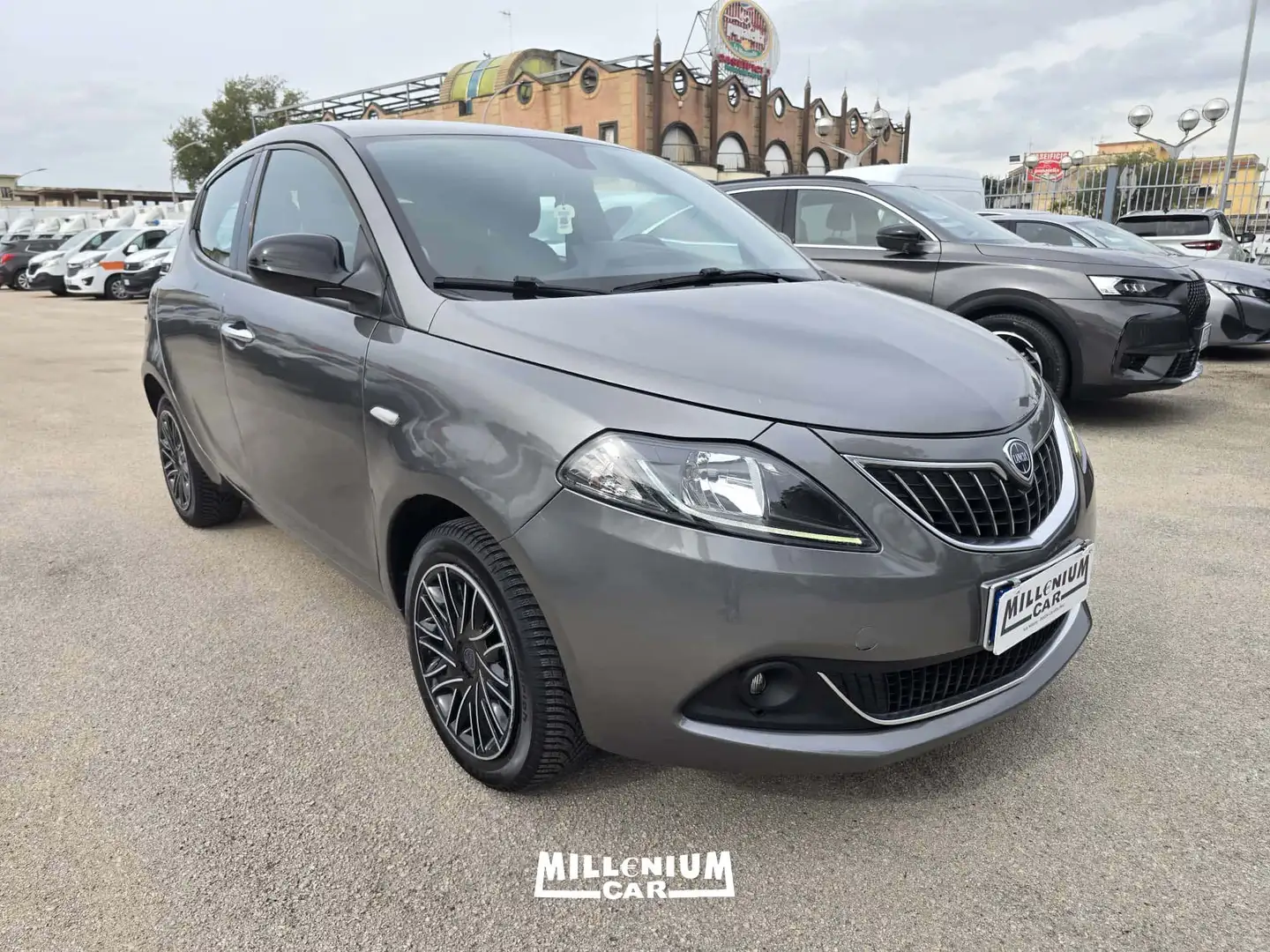 Lancia Ypsilon Ypsilon 1.0 firefly hybrid Gold Plus s Grau - 2