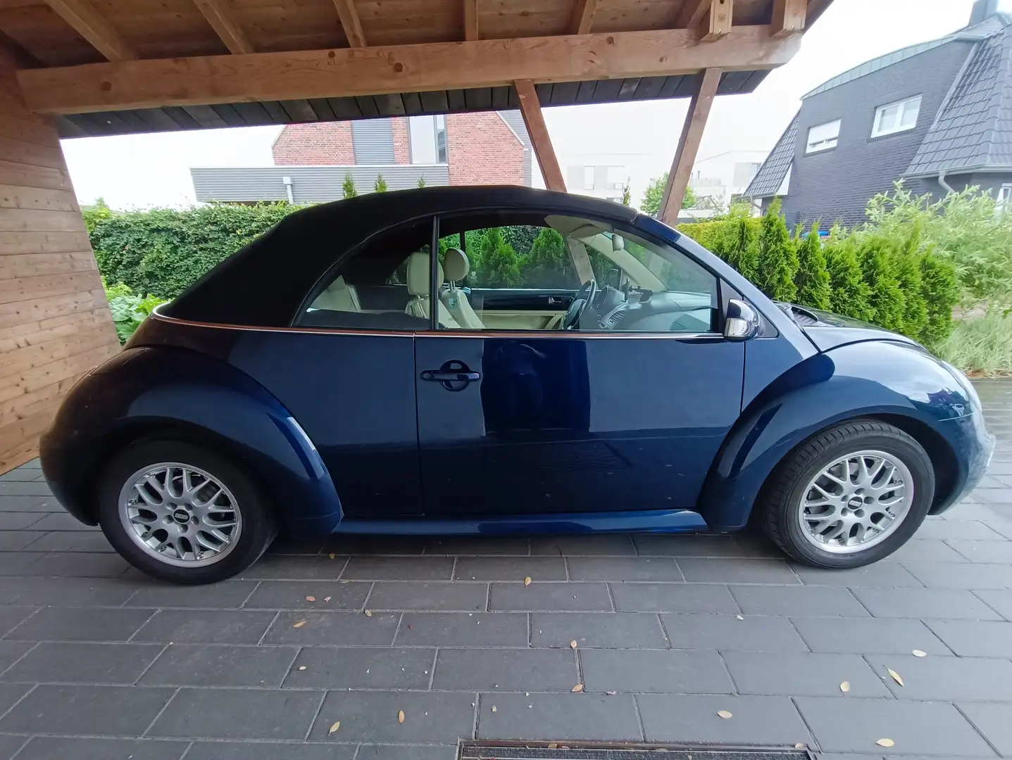 Volkswagen New Beetle Cabriolet 2.0 Automatik Blau - 2