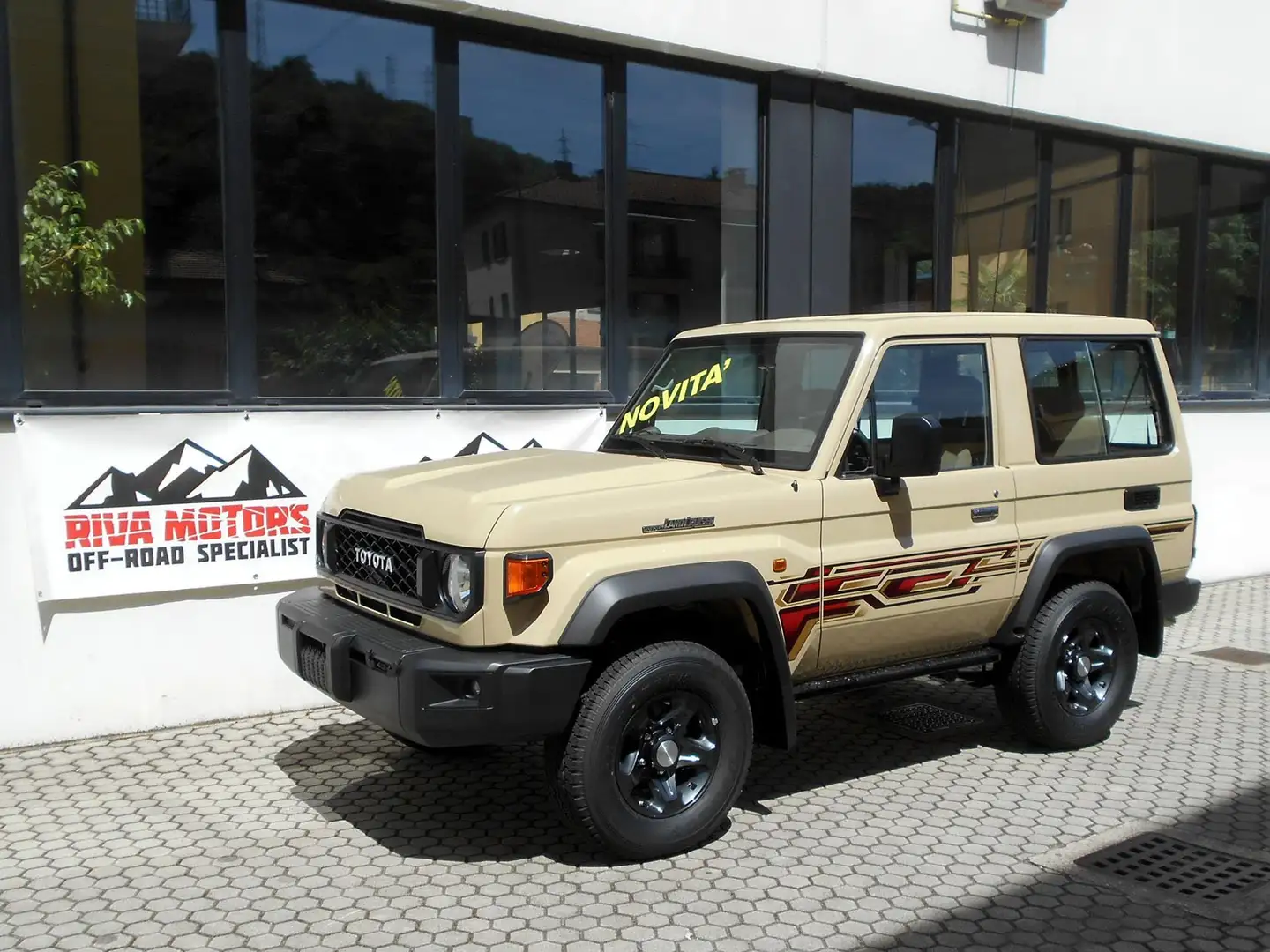 Toyota Land Cruiser GRJ 71 4.0 V6 MY2024. €78500 iva inclusa Beige - 1