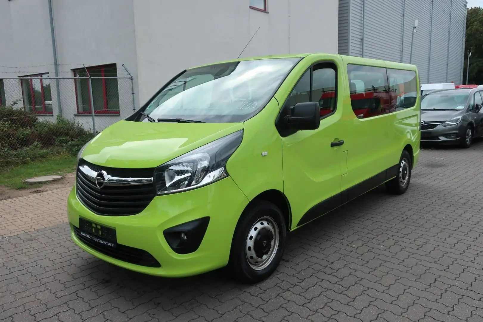 Opel Vivaro B Kasten/Kombi L2H1/Klima/9 Sitze/FN:230 Grün - 1