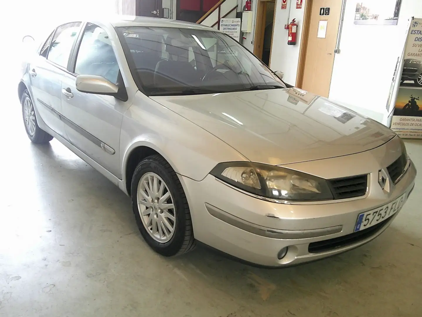 Renault Laguna 1.9DCI Expression 130 Gris - 2