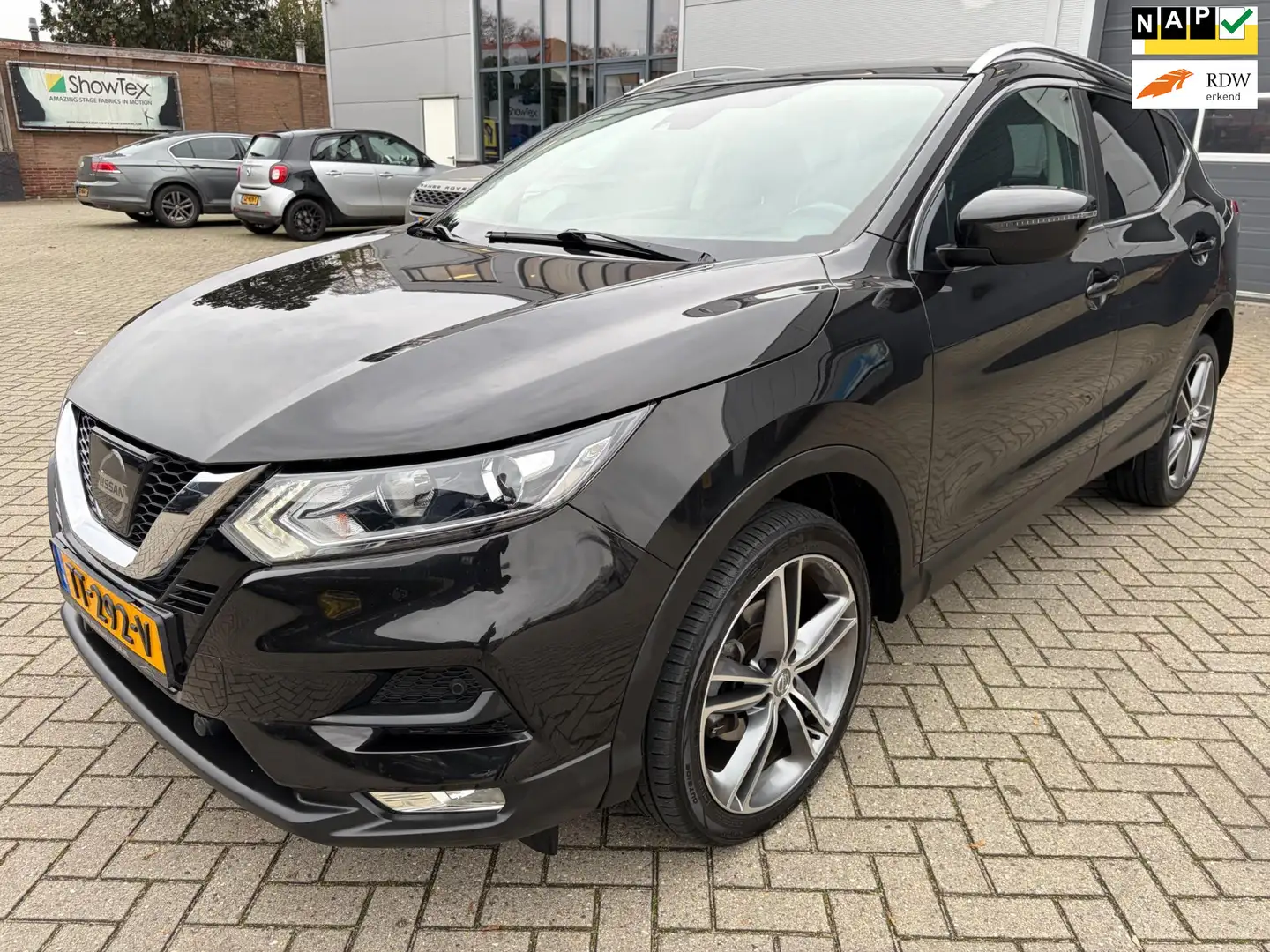 Nissan Qashqai 1.2 Acenta / Camera / LED / Navi /Trekhaak / PDC Zwart - 1
