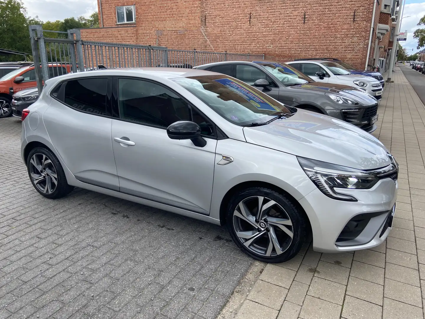 Renault Clio Clio TCe 90 R.S. LINE NAVI  ADAPTIVE CRUISE CAMERA Zilver - 2
