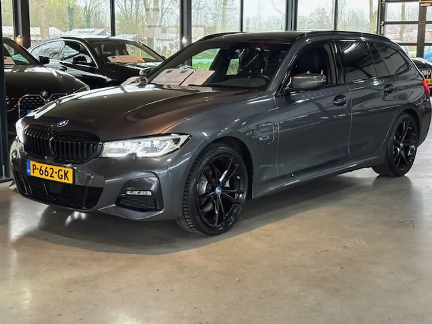 BMW 320 3-Serie Touring (g21) 320e 238pk Aut M-sport 50Jah Grijs - 1