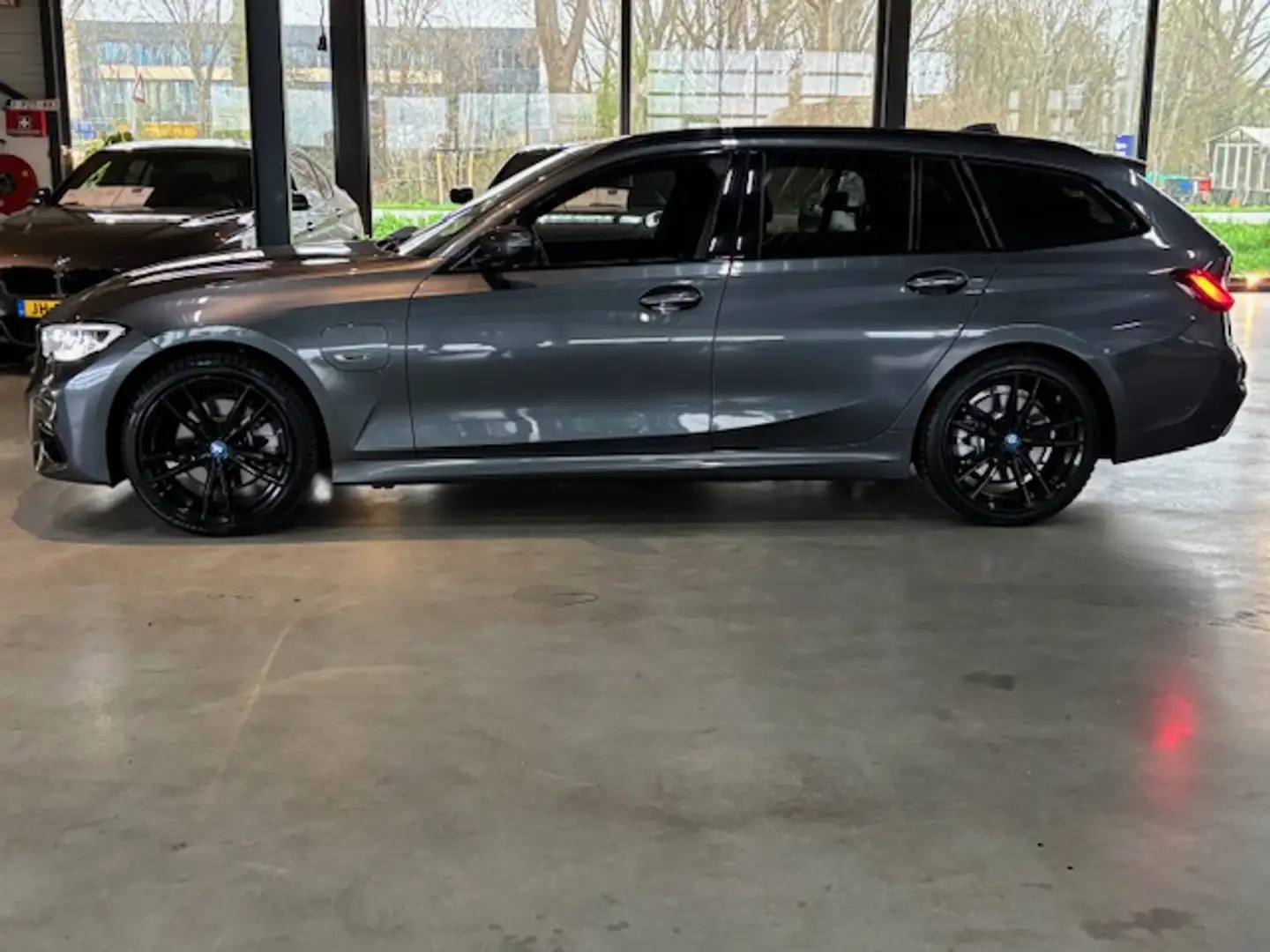 BMW 320 3-Serie Touring (g21) 320e 238pk Aut M-sport 50Jah Grijs - 2