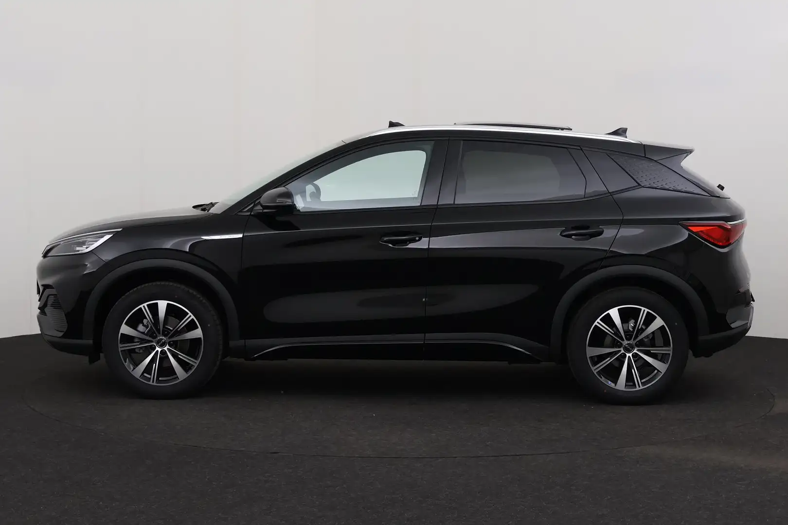 BYD Atto 3 DESIGN + A/T + CARPLAY + LEDER + CAMERA + PDC + CR Zwart - 2