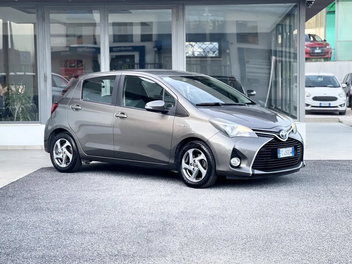 Toyota Yaris 1.5 Hybrid 73CV Automatica E6 Neo - 2016 Gris - 1