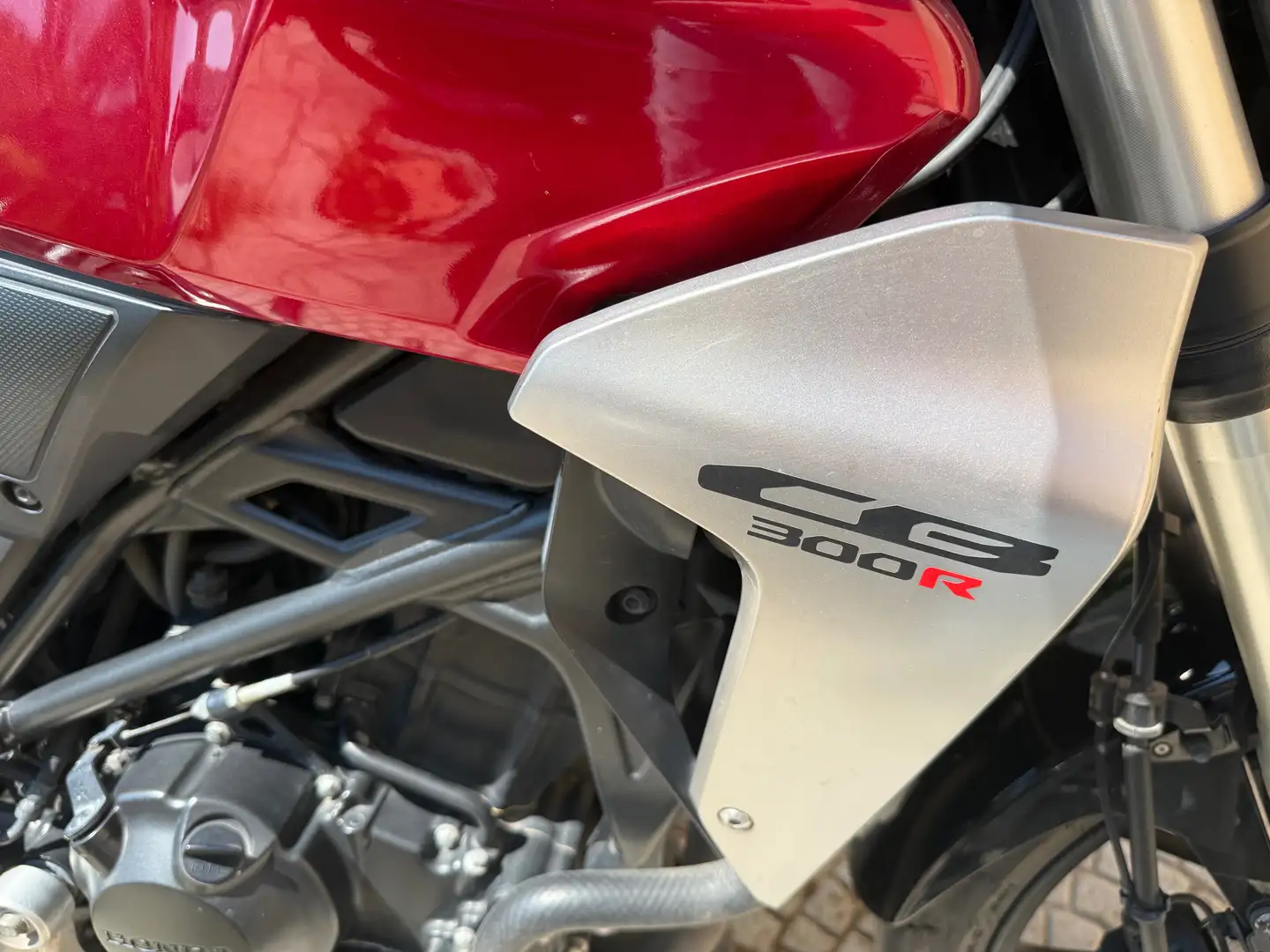 Honda CB 300 R Rouge - 2