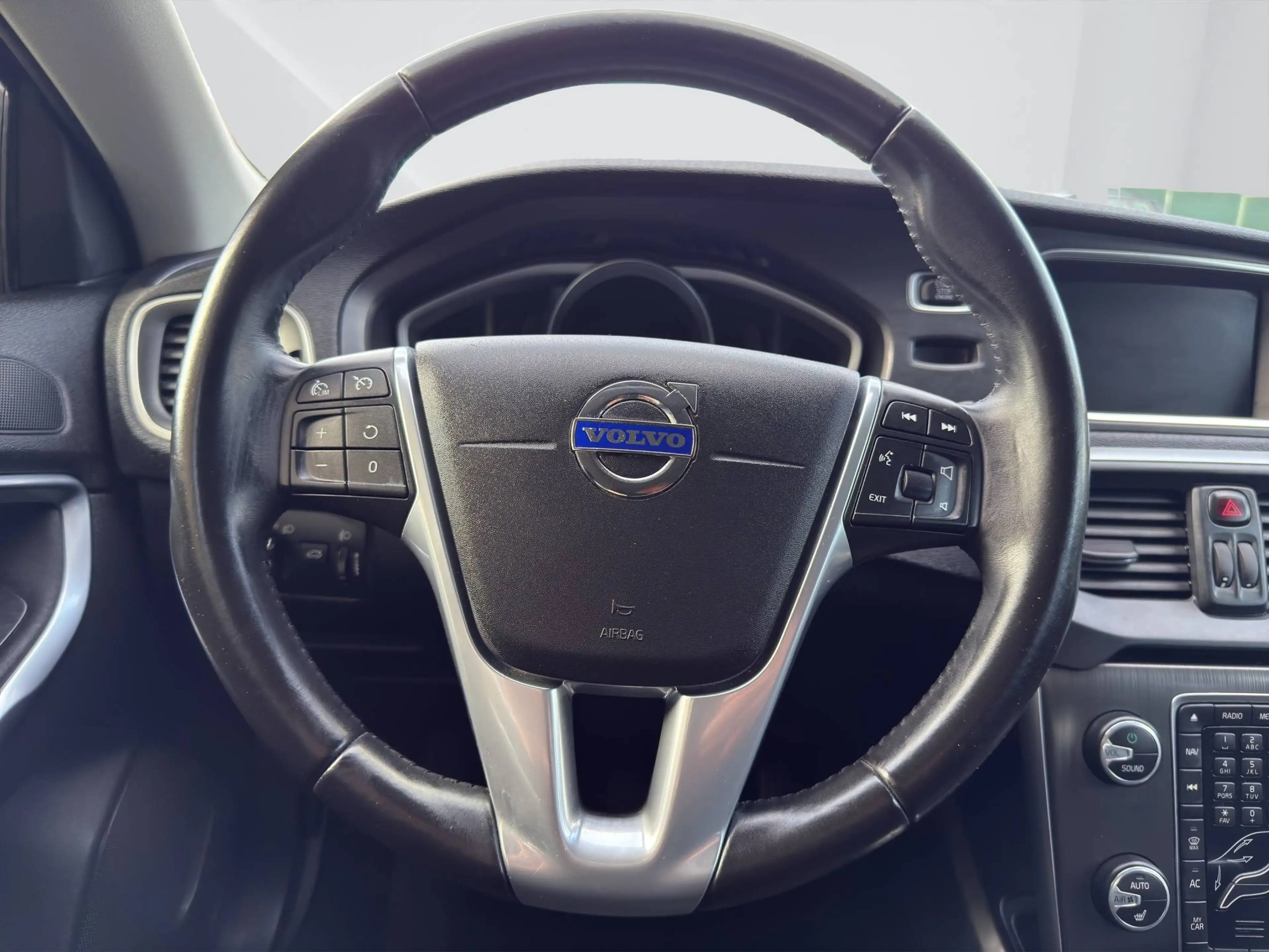 Volvo V40 1.5 You! — photo 15