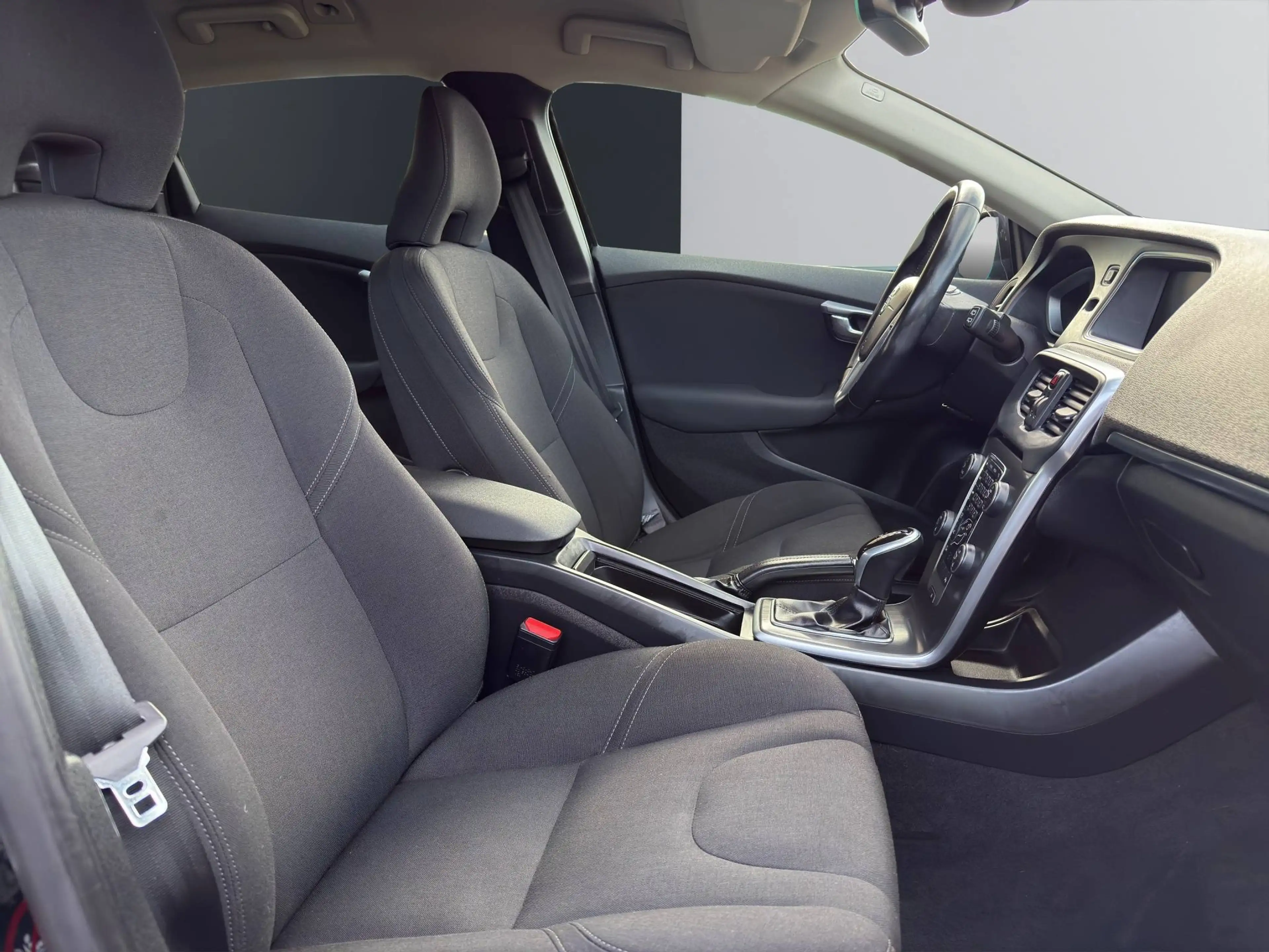 Volvo V40 1.5 You! — photo 11