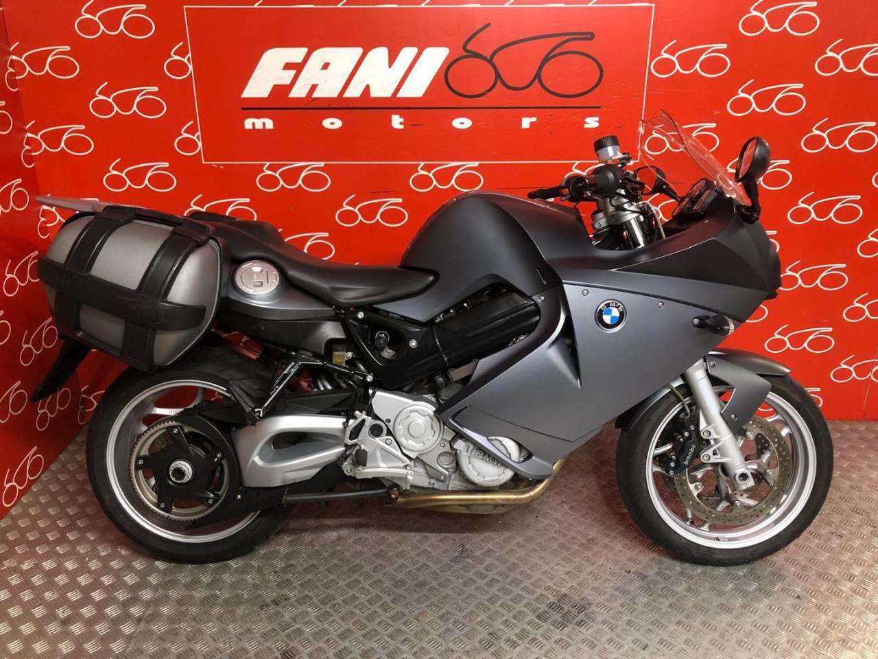 BMW F 800 ST .