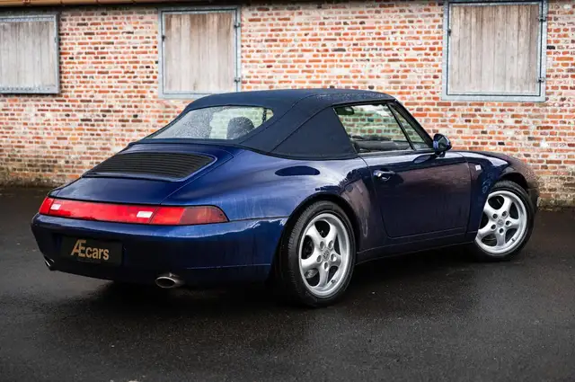 Porsche 911 view 3