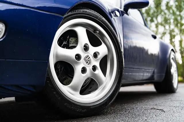 Porsche 911 view 7