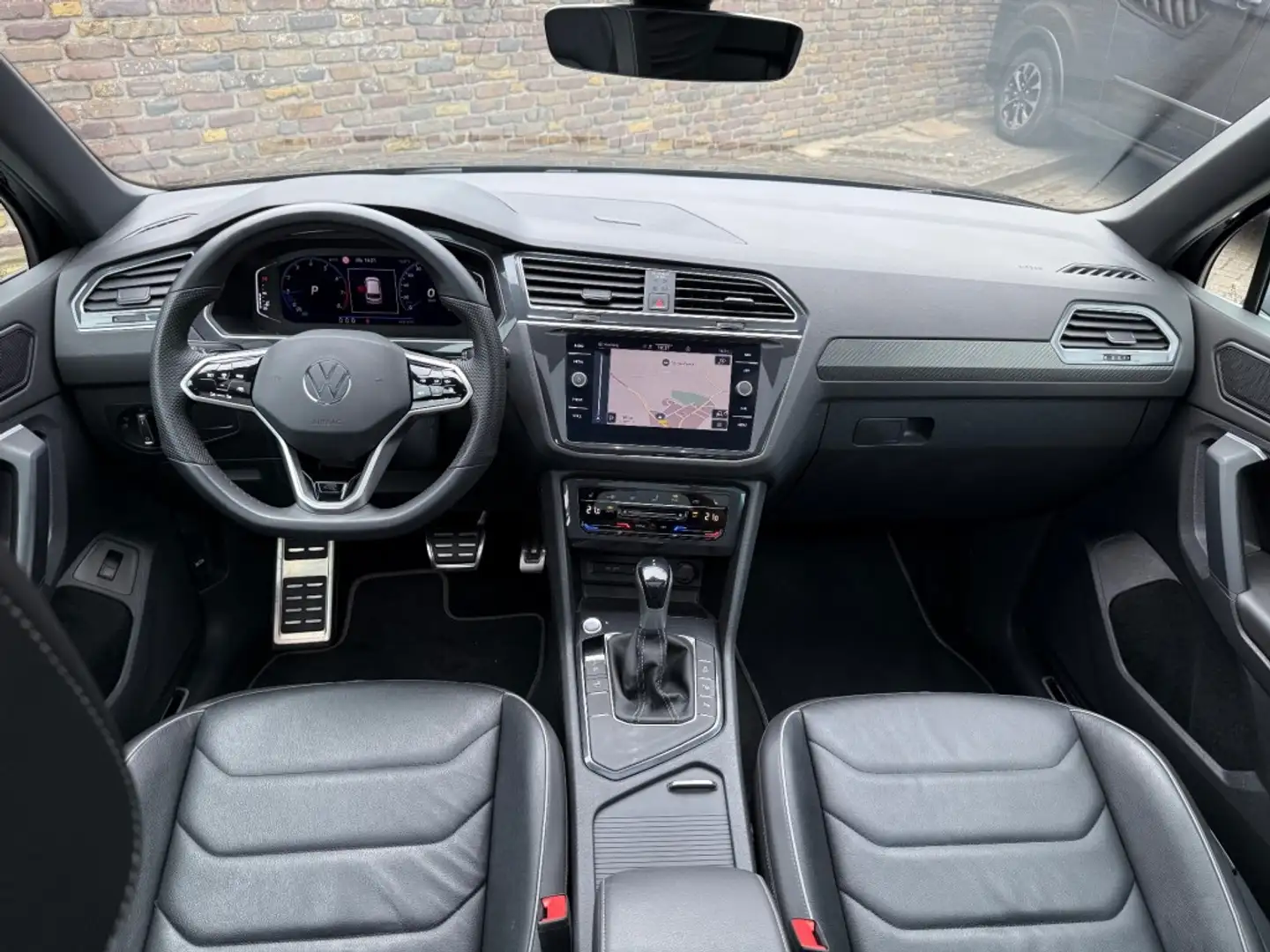 Volkswagen Tiguan 1.5 TSI DSG 2x R-LINE Panodak Leer Trekhaak 20 Inc Nero - 2