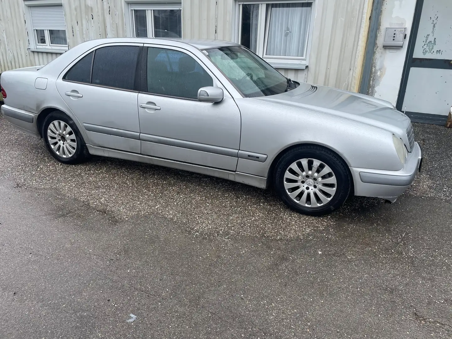 Mercedes-Benz E 220 Classic CDI Aut. Argintiu - 1