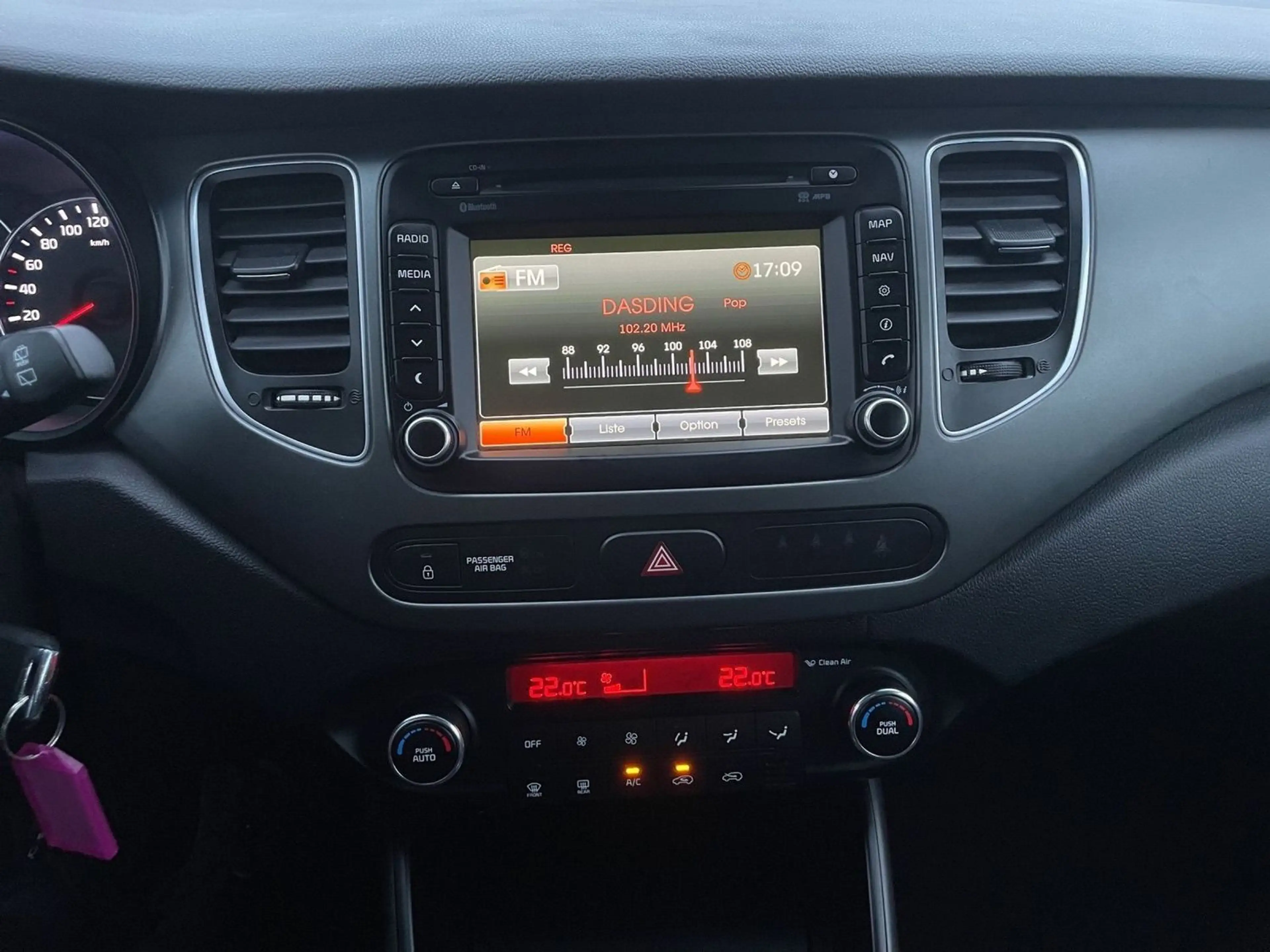 Kia Carens UEFA Euro 2016  1.Hand — photo 15
