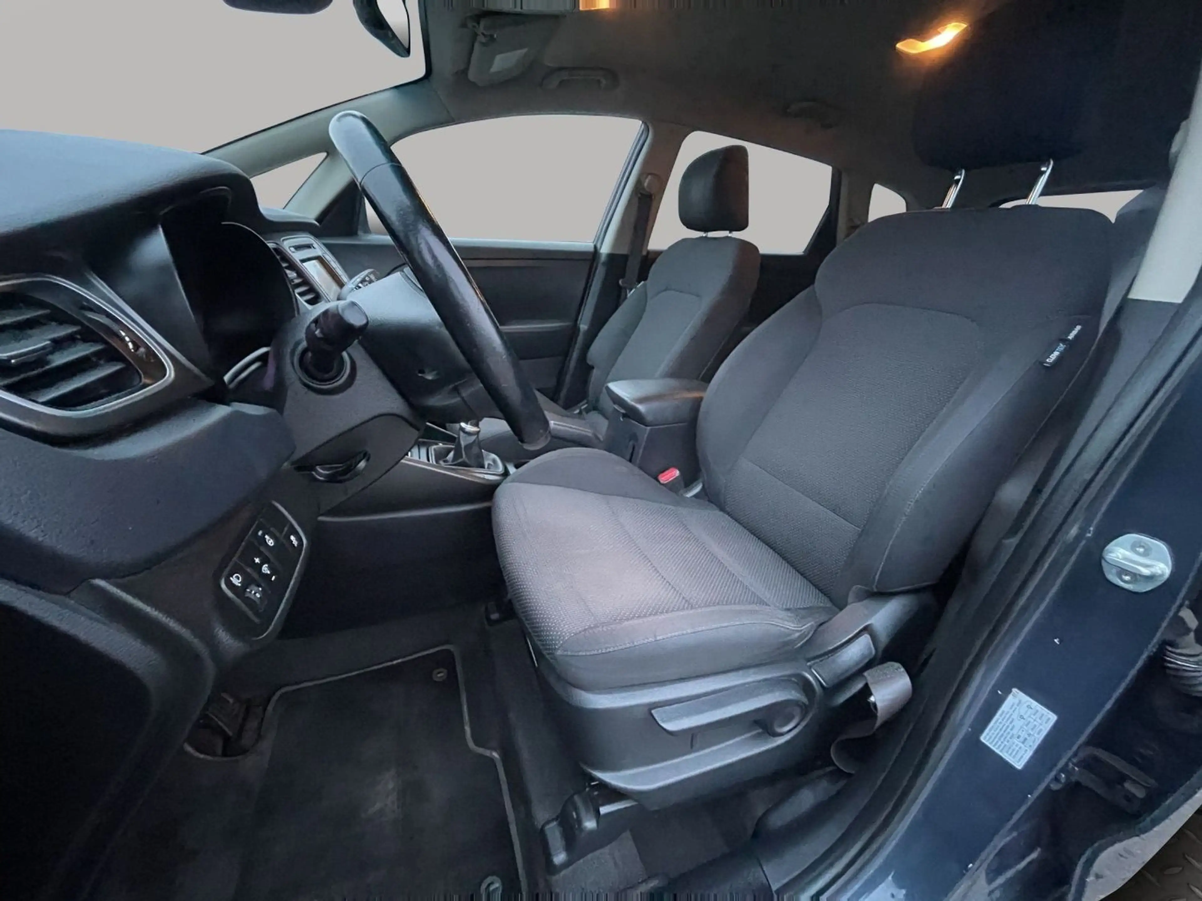 Kia Carens UEFA Euro 2016  1.Hand — photo 11