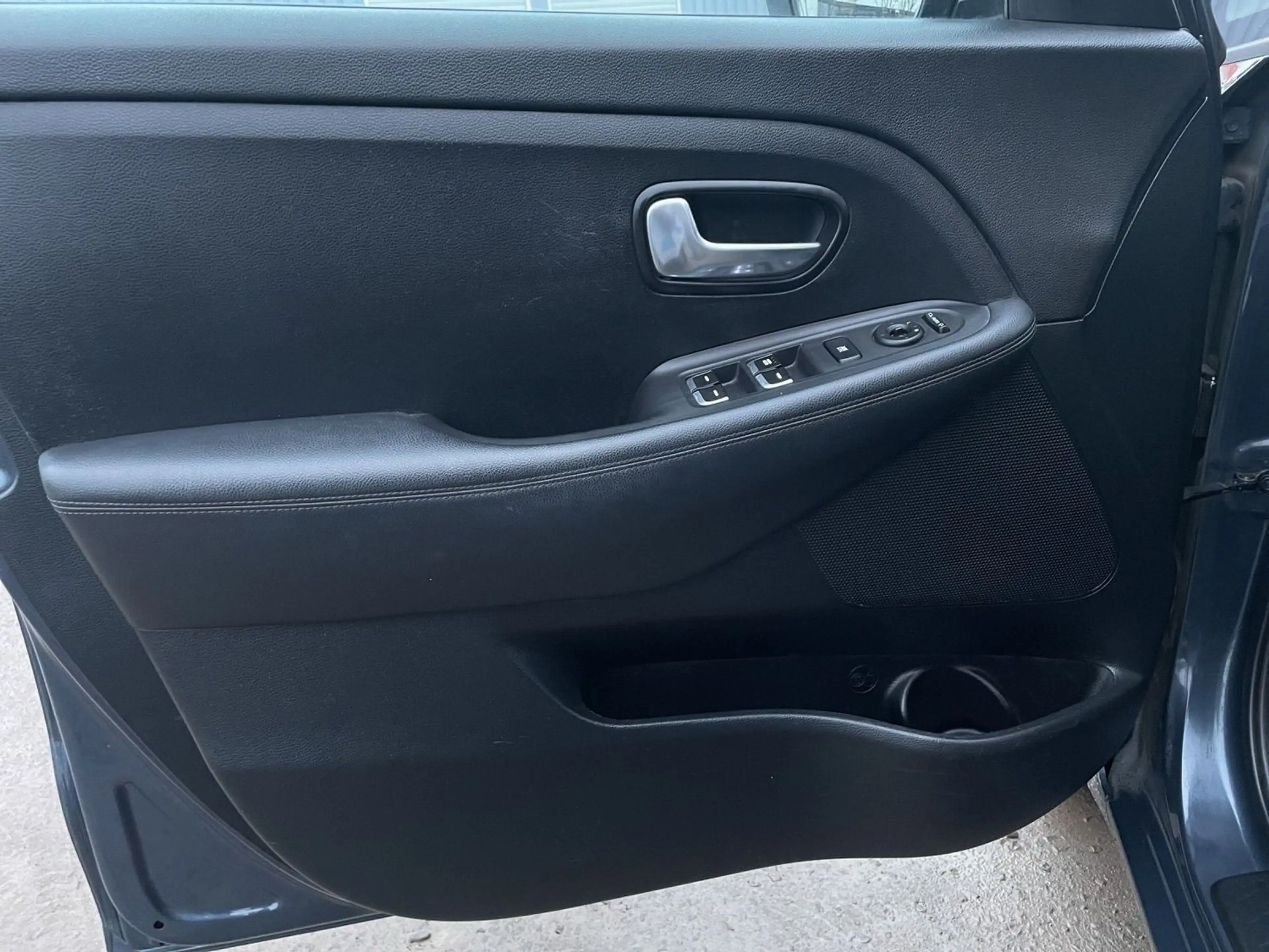 Kia Carens UEFA Euro 2016  1.Hand — photo 12