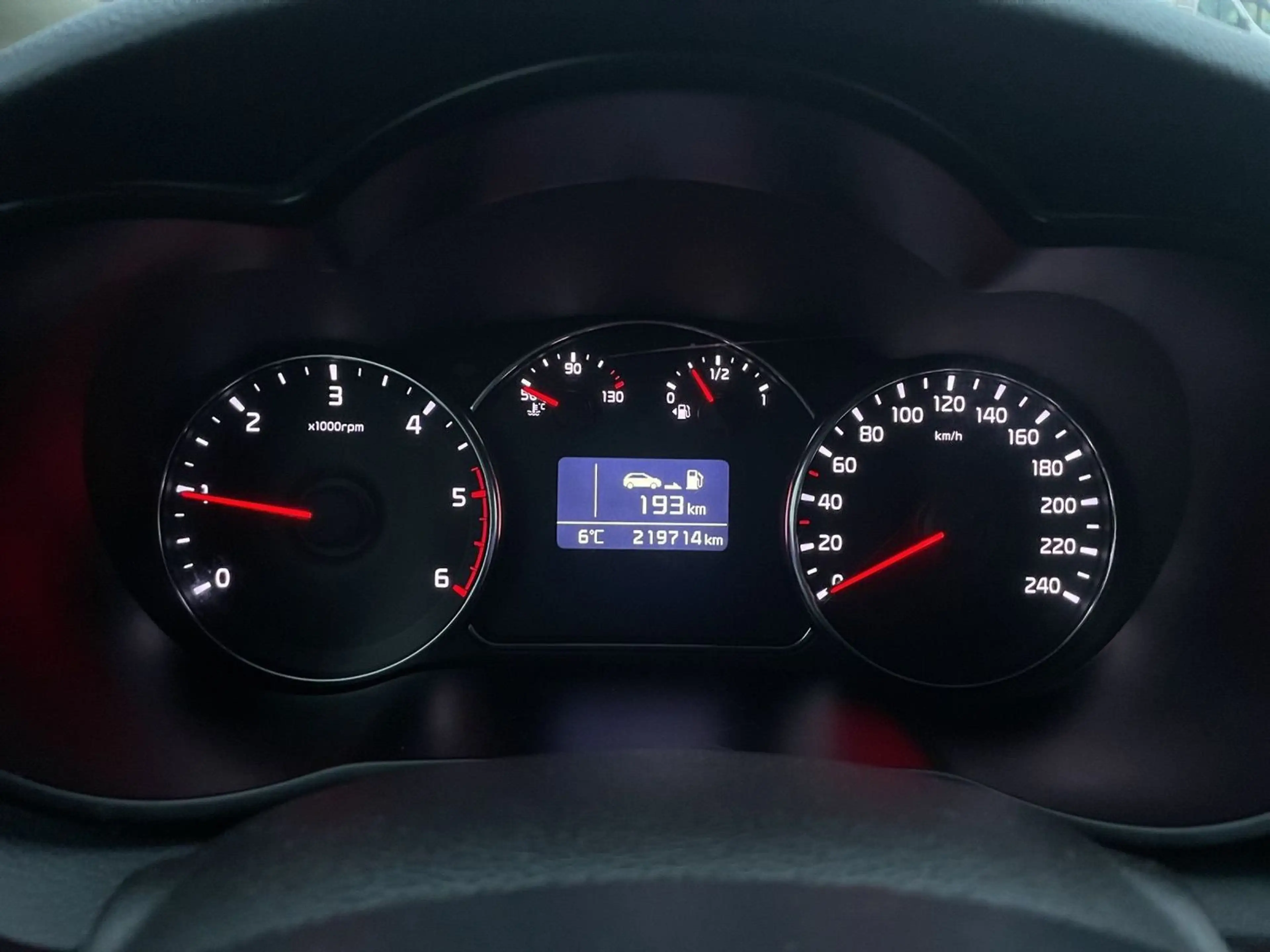Kia Carens UEFA Euro 2016  1.Hand — photo 14