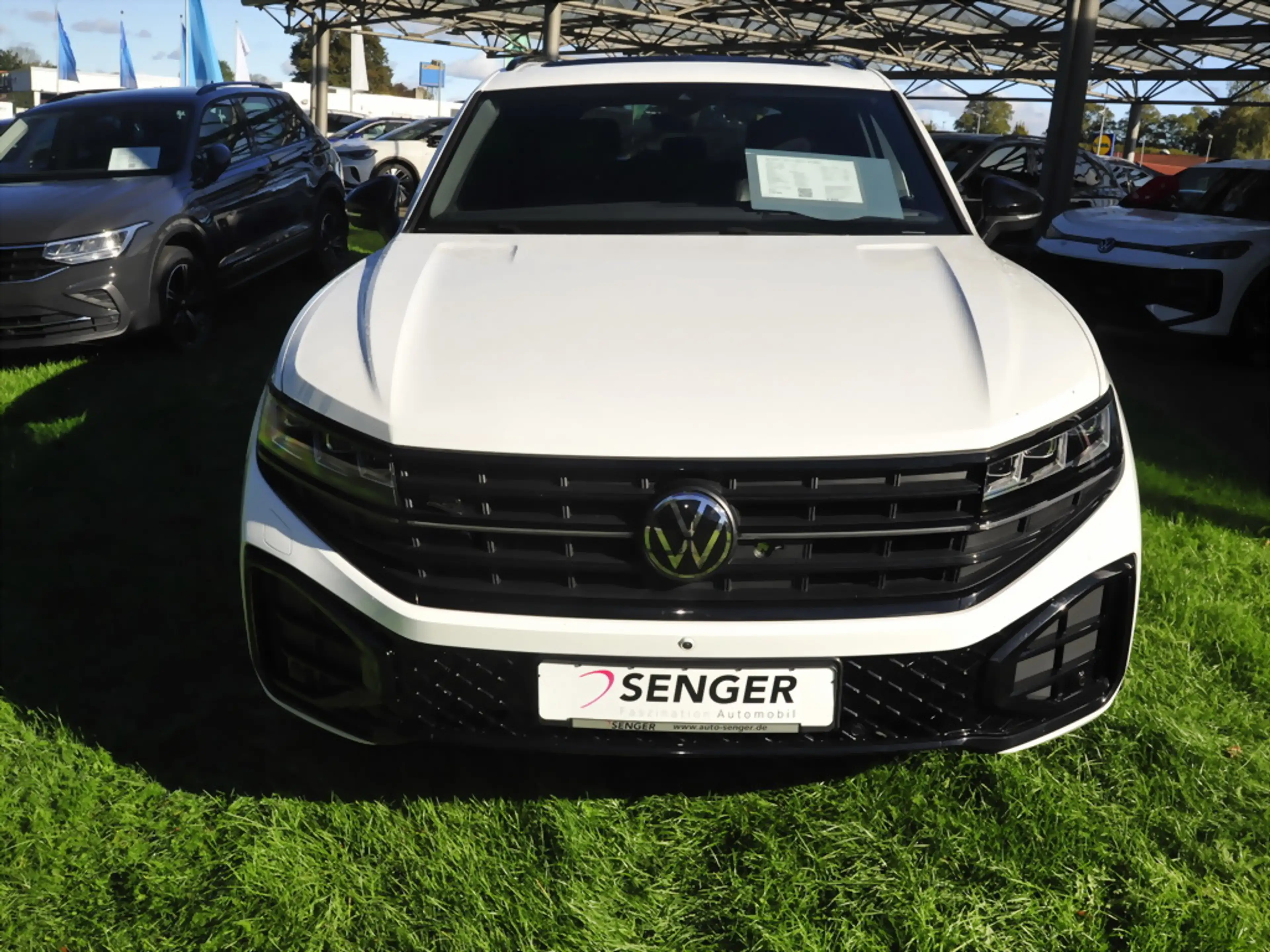 Volkswagen Touareg 3.0 TDI R-Line Pano AHK Matrix — photo 2