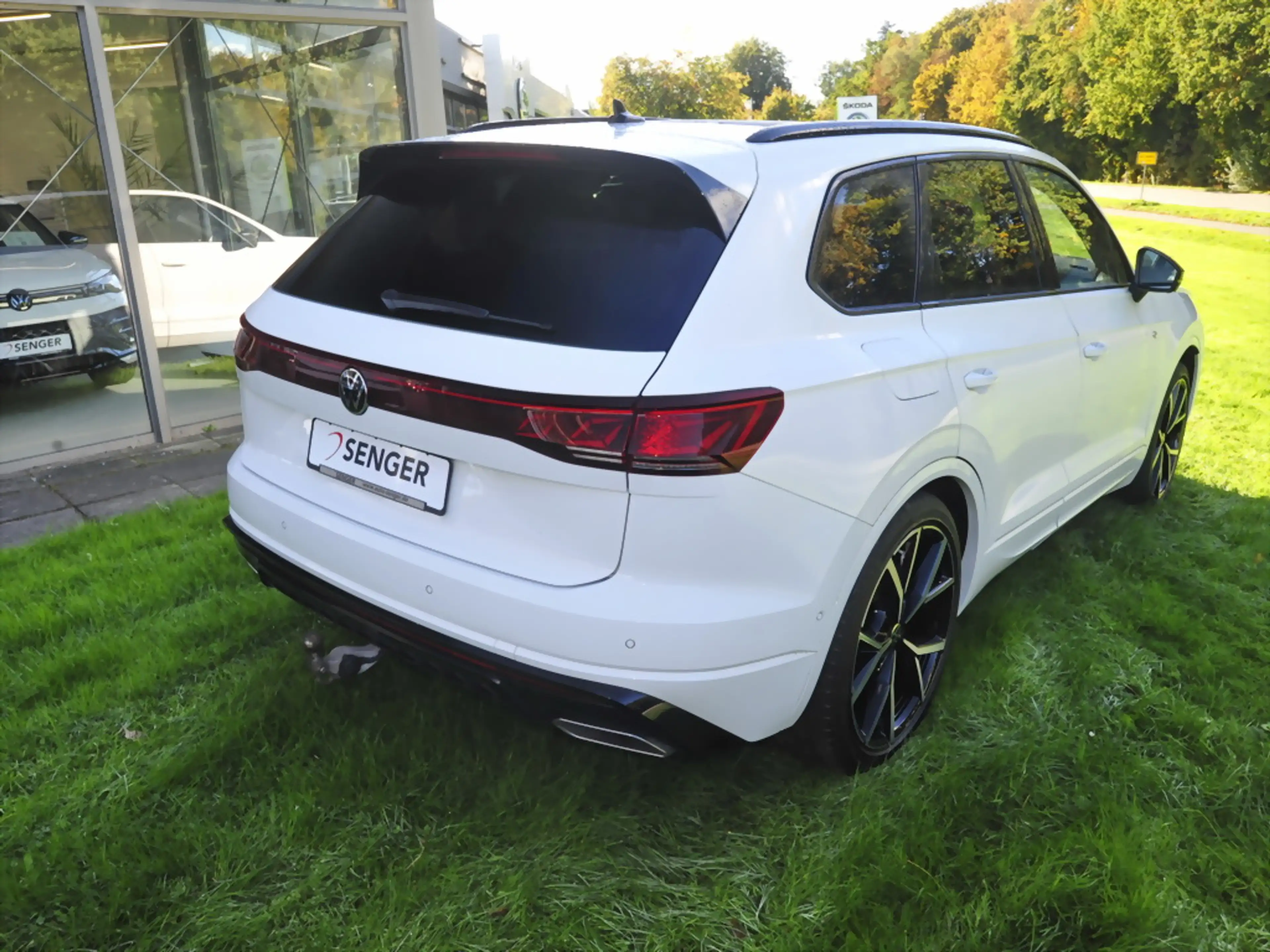 Volkswagen Touareg 3.0 TDI R-Line Pano AHK Matrix — photo 3