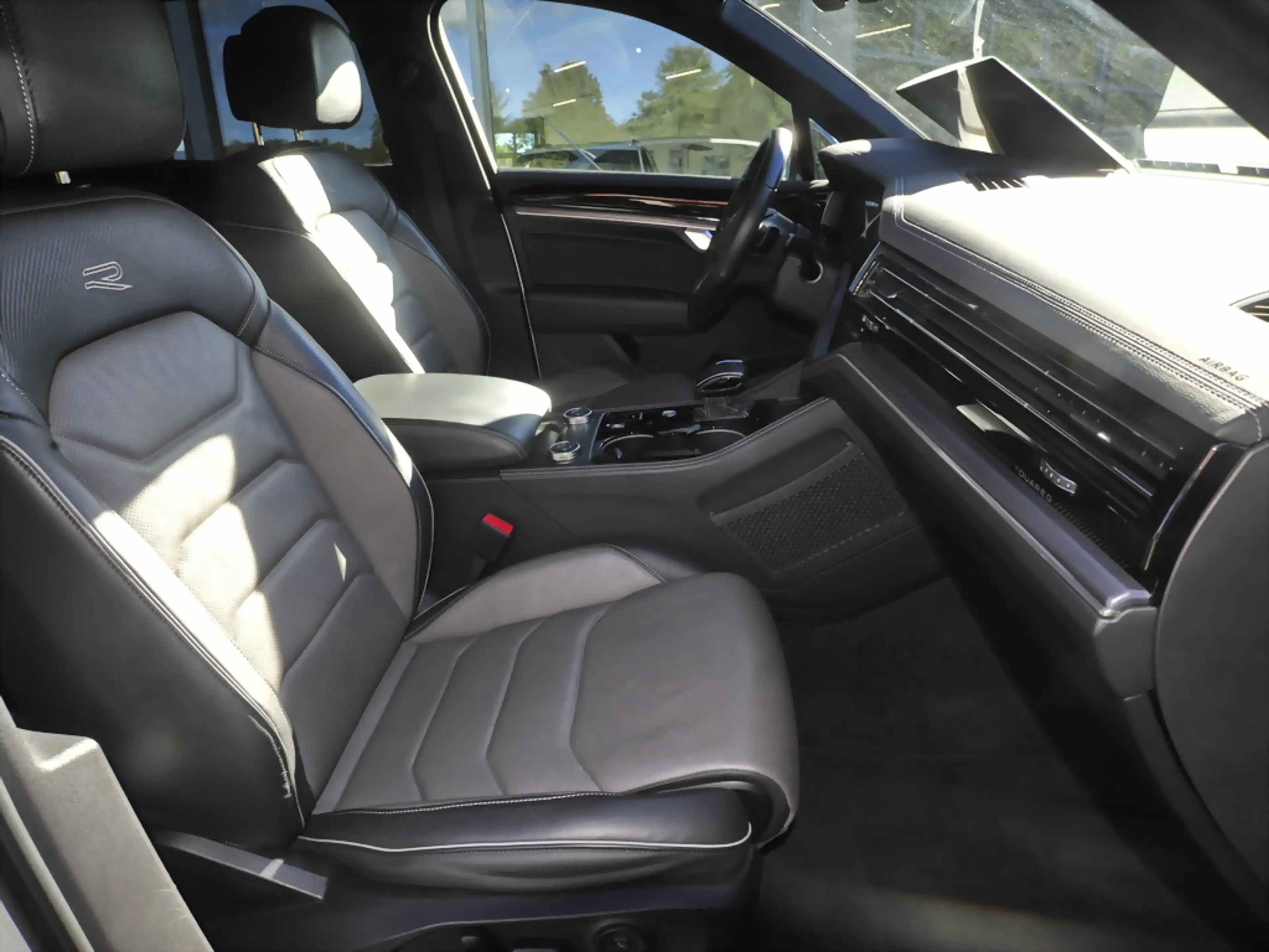 Volkswagen Touareg 3.0 TDI R-Line Pano AHK Matrix — photo 7