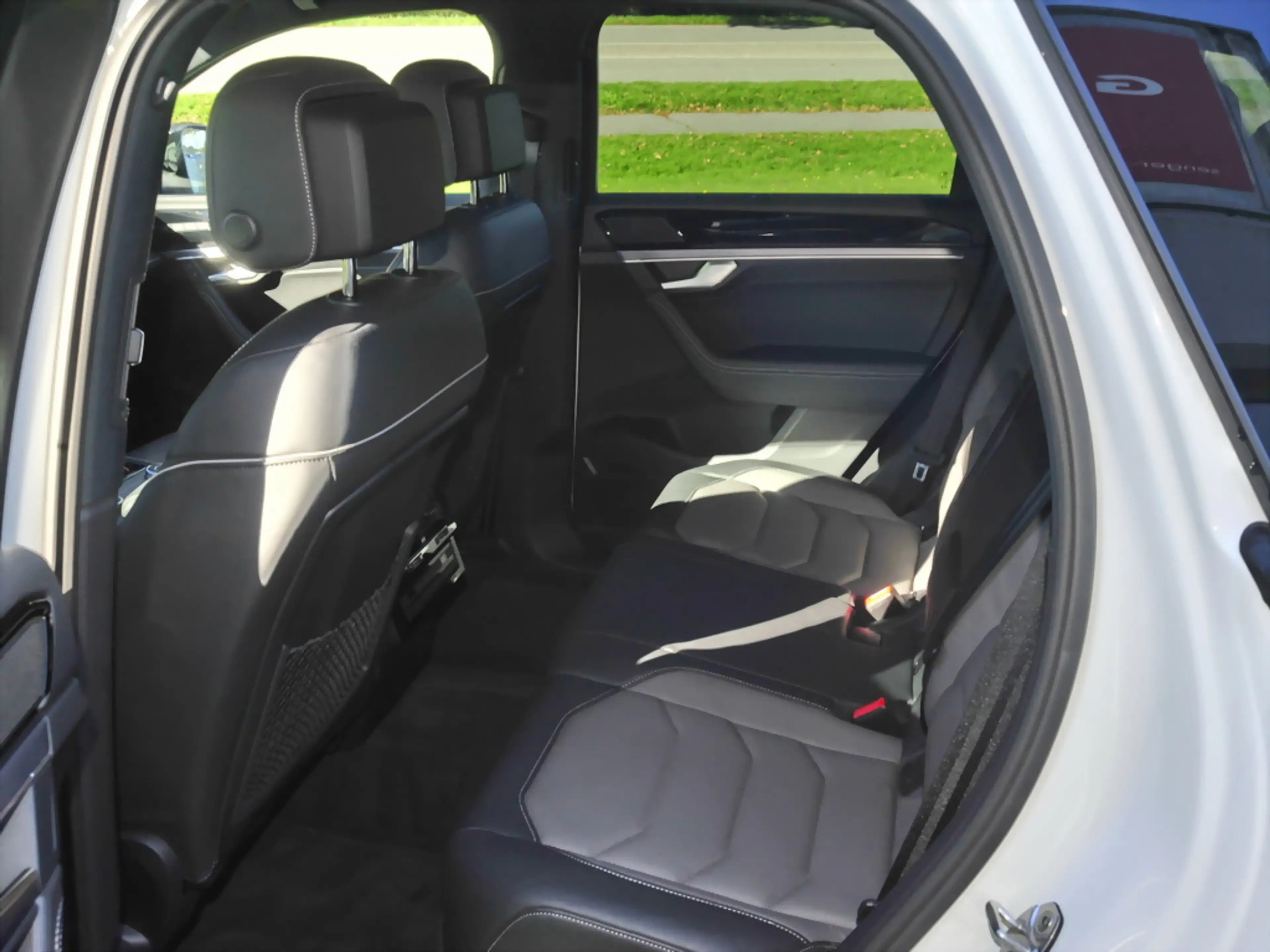 Volkswagen Touareg 3.0 TDI R-Line Pano AHK Matrix — photo 8