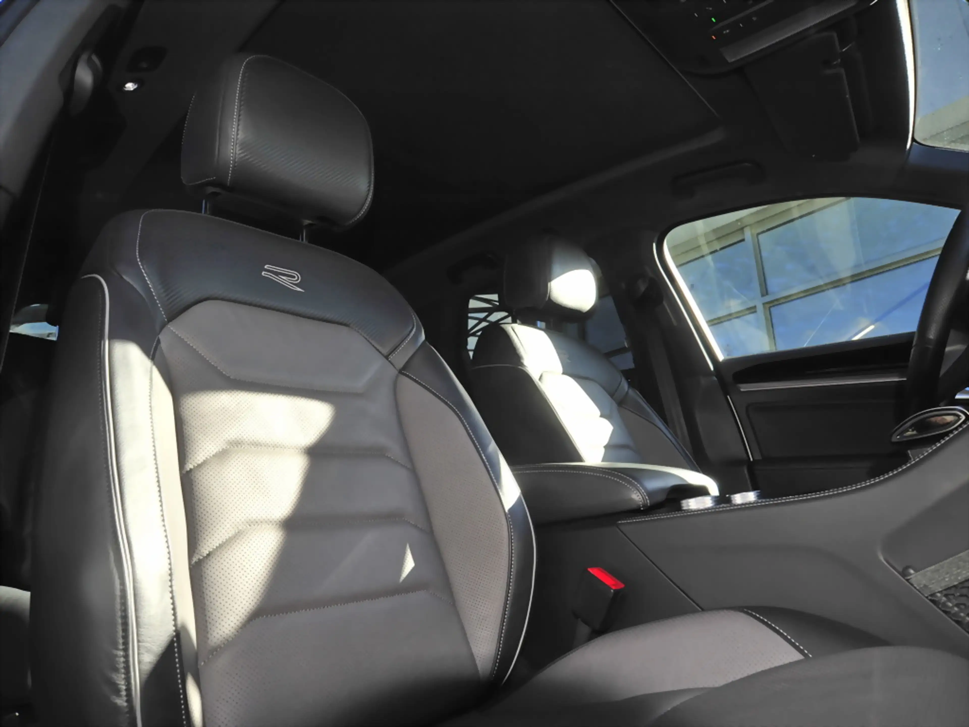 Volkswagen Touareg 3.0 TDI R-Line Pano AHK Matrix — photo 10