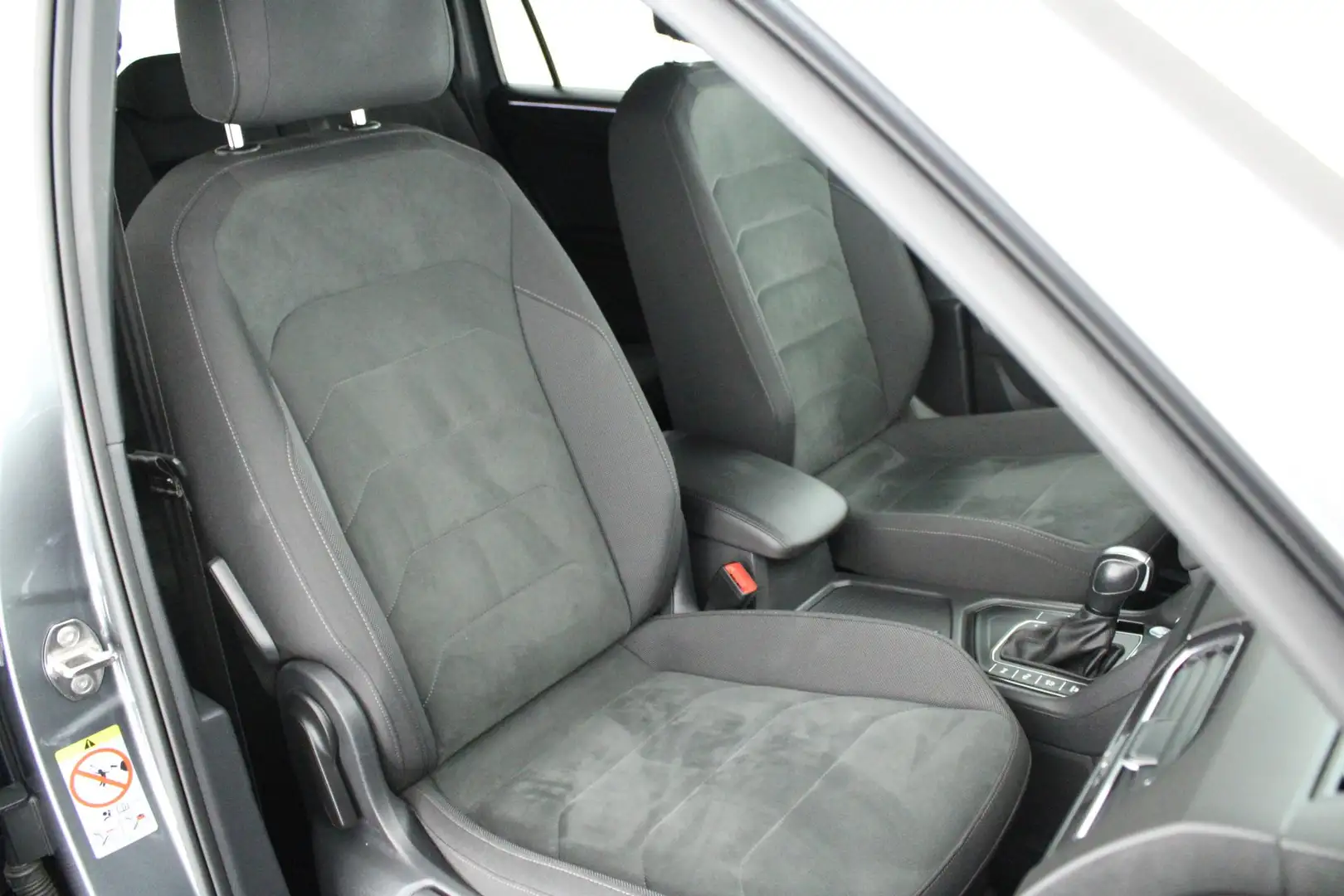 Volkswagen Tiguan Allspace 1.5 TSI 150pk DSG R-Line Highline Trekhaak Camera Grijs - 2