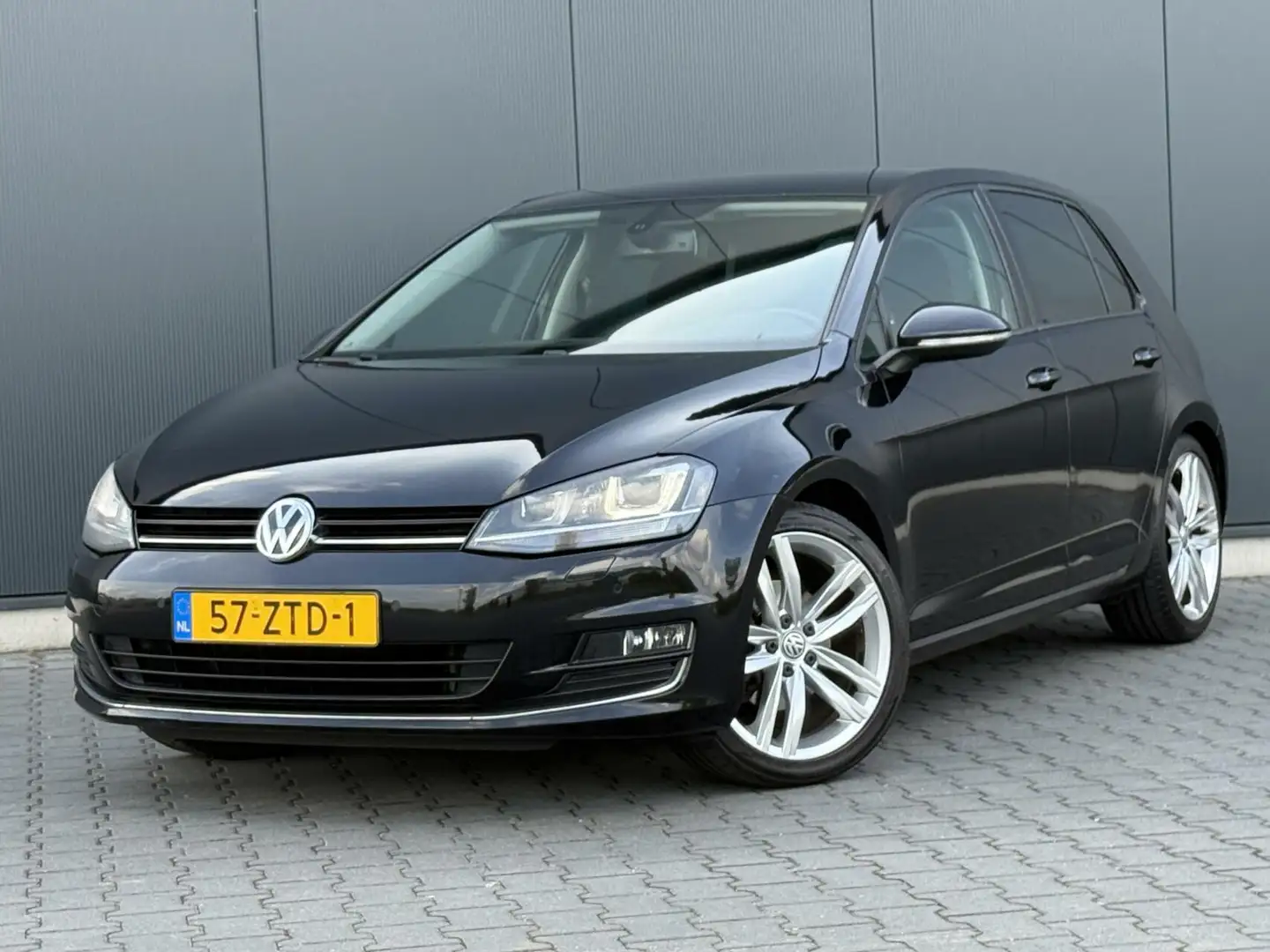 Volkswagen Golf 1.4 TSI Highline DSG - Xenon - Alcantara - Navi Zwart - 1