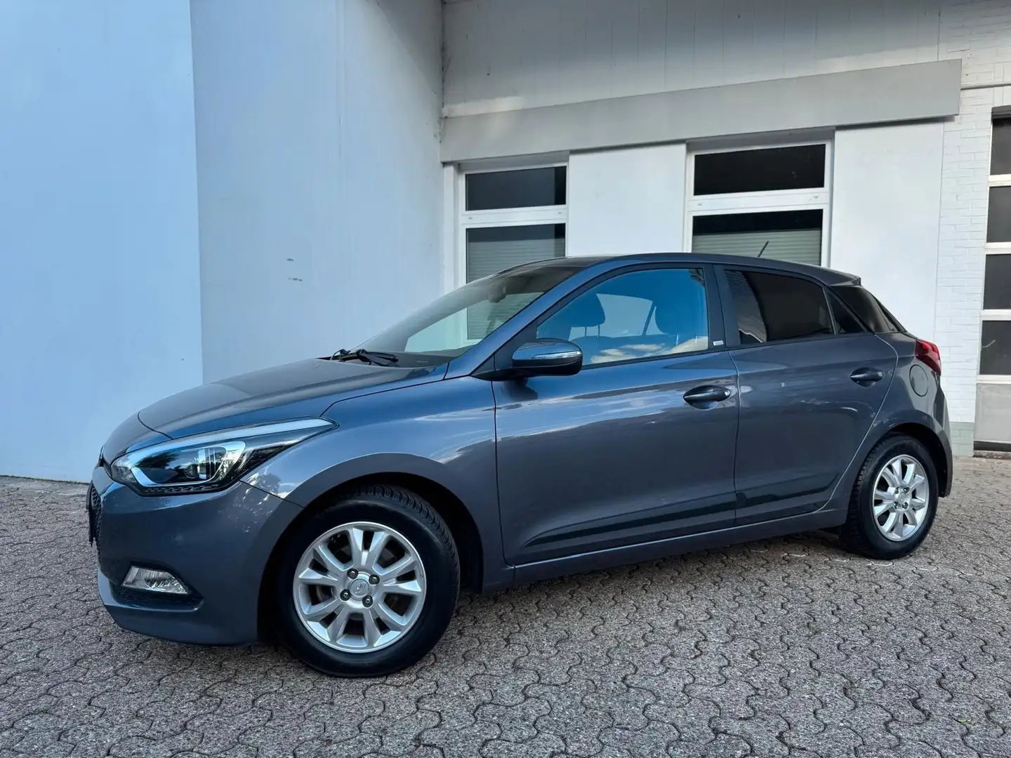 Hyundai i20 1.2 Passion 1.Hand Klima Sitzhzg. AHK TOP Grau - 2