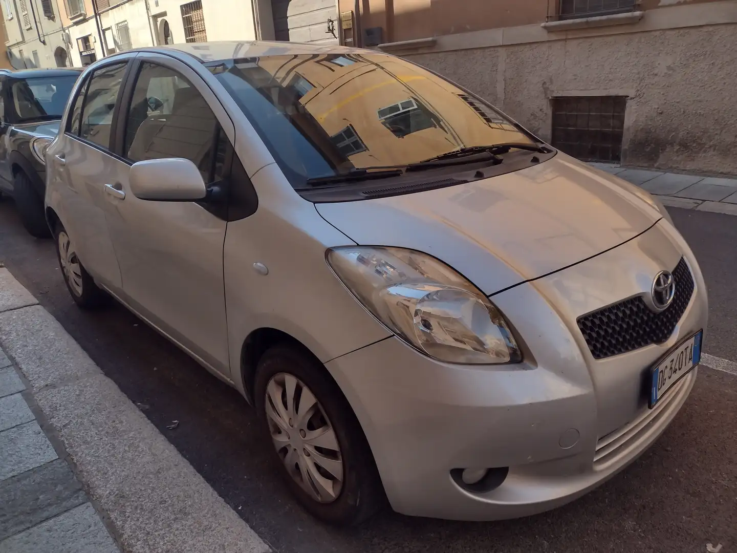 Toyota Yaris 2007 5p 1.3 Benzina Argintiu - 2