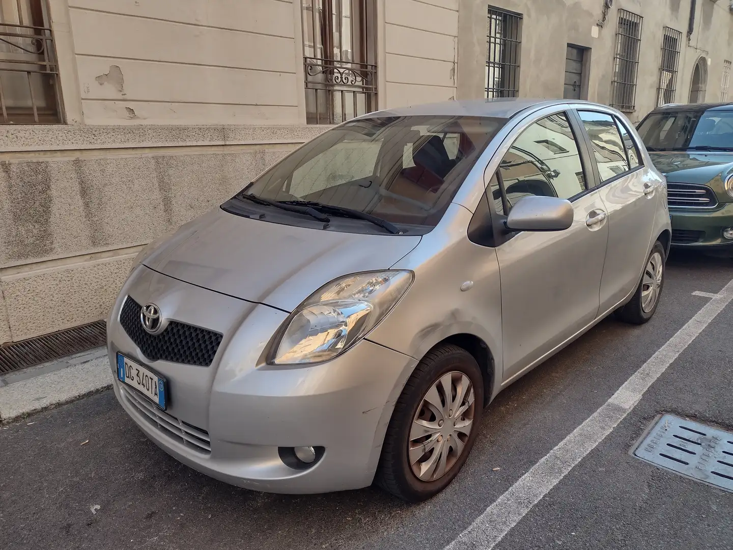 Toyota Yaris 2007 5p 1.3 Benzina Argintiu - 1