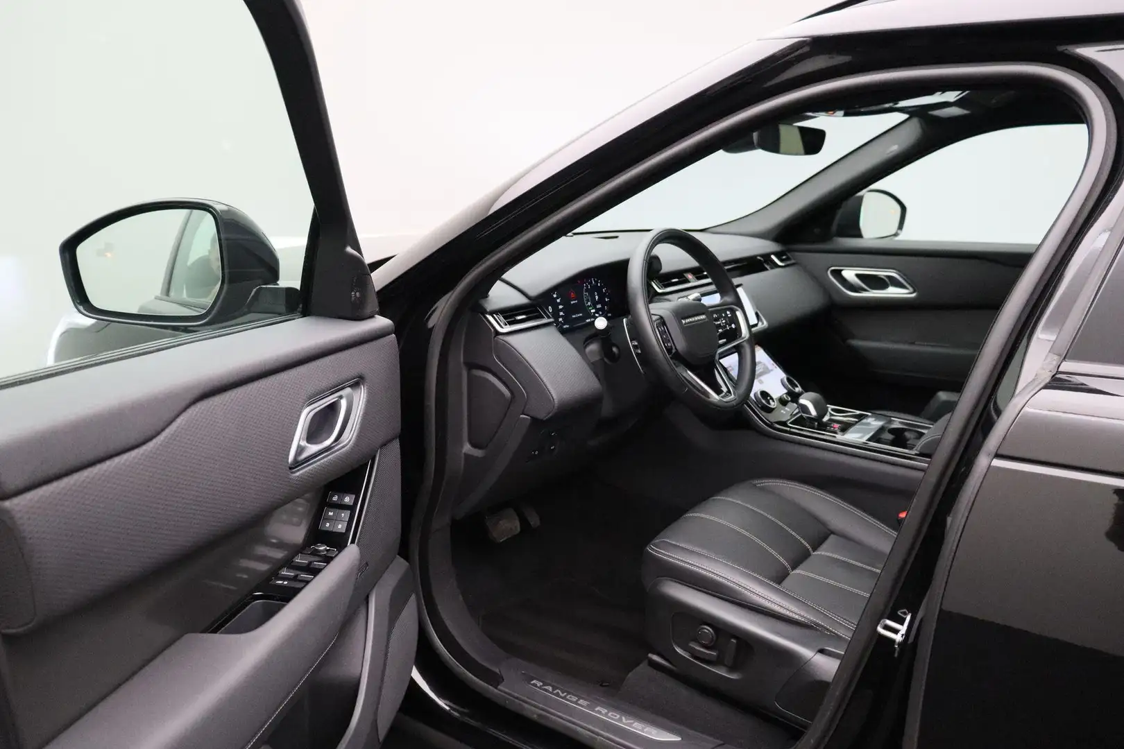 Land Rover Range Rover Velar 2.0 P400e SE 2022 Dealer onderh. | Panorama dak | Zwart - 2