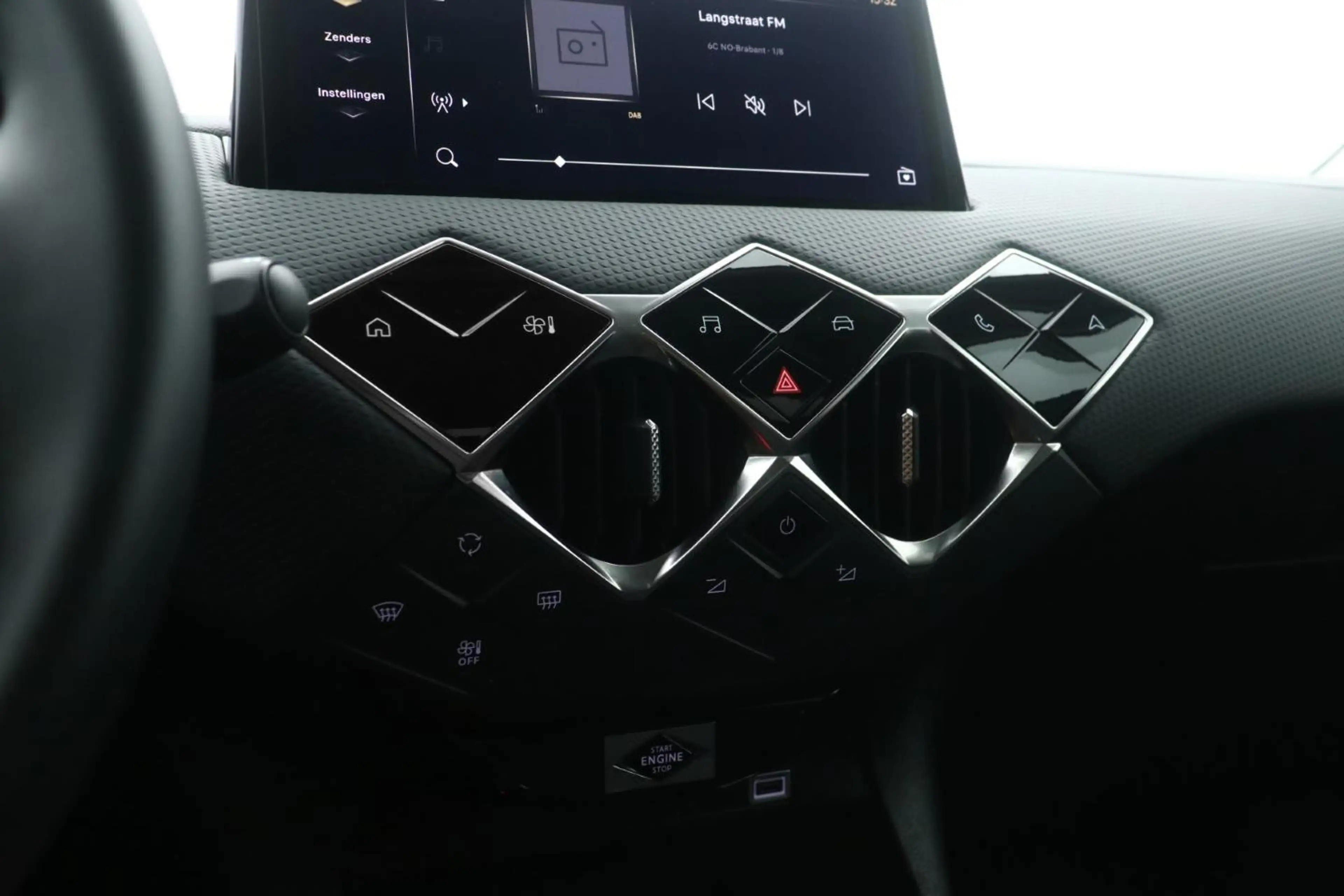 DS Automobiles DS 3 1.2 PureTech Bastille — photo 13