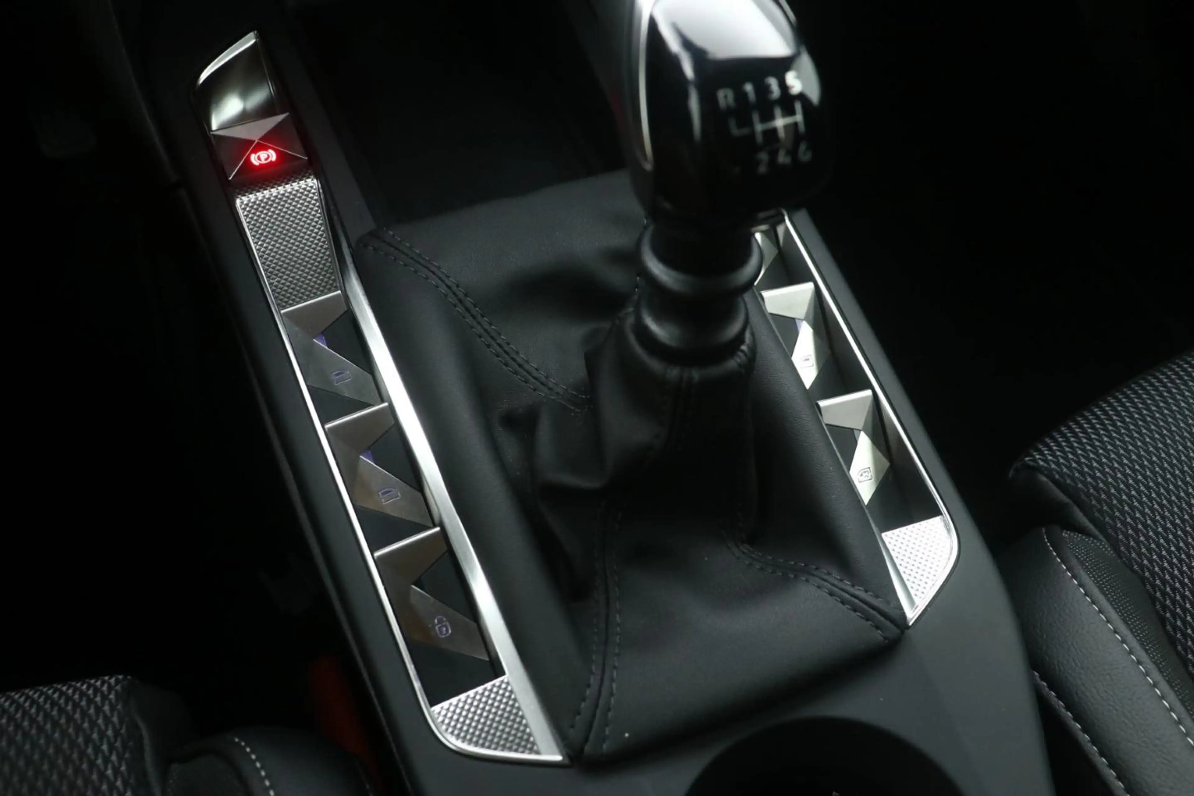 DS Automobiles DS 3 1.2 PureTech Bastille — photo 14
