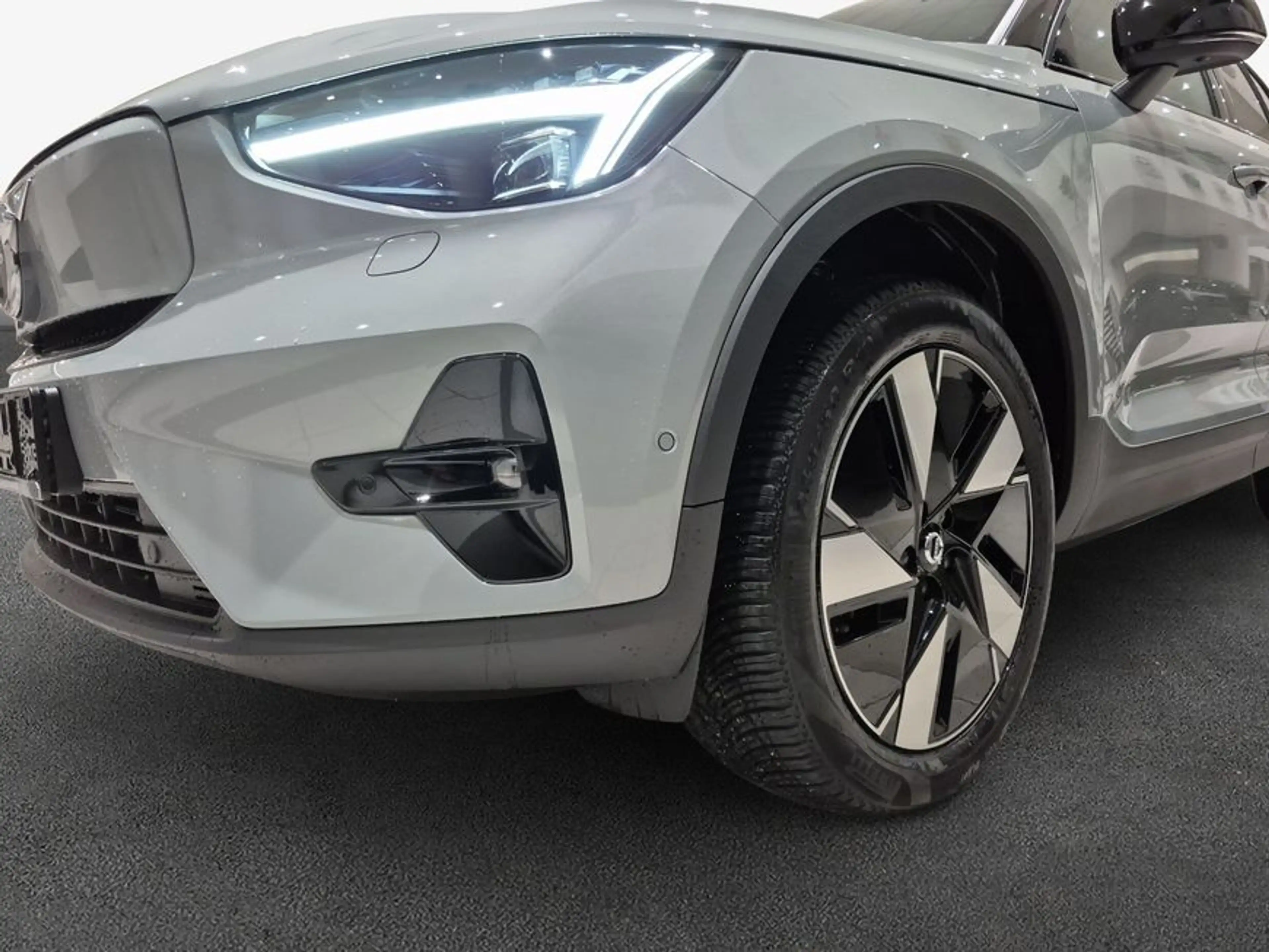 Volvo EX40 Fully Electric Single M. Extended Range RWD U — photo 7