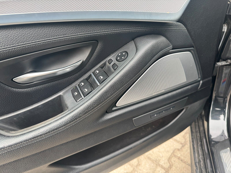 BMW 550 d xDrive Touring — photo 12