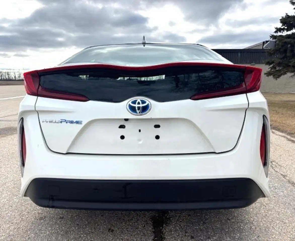 Toyota Prius Prime снимка Toyota Prius Prime