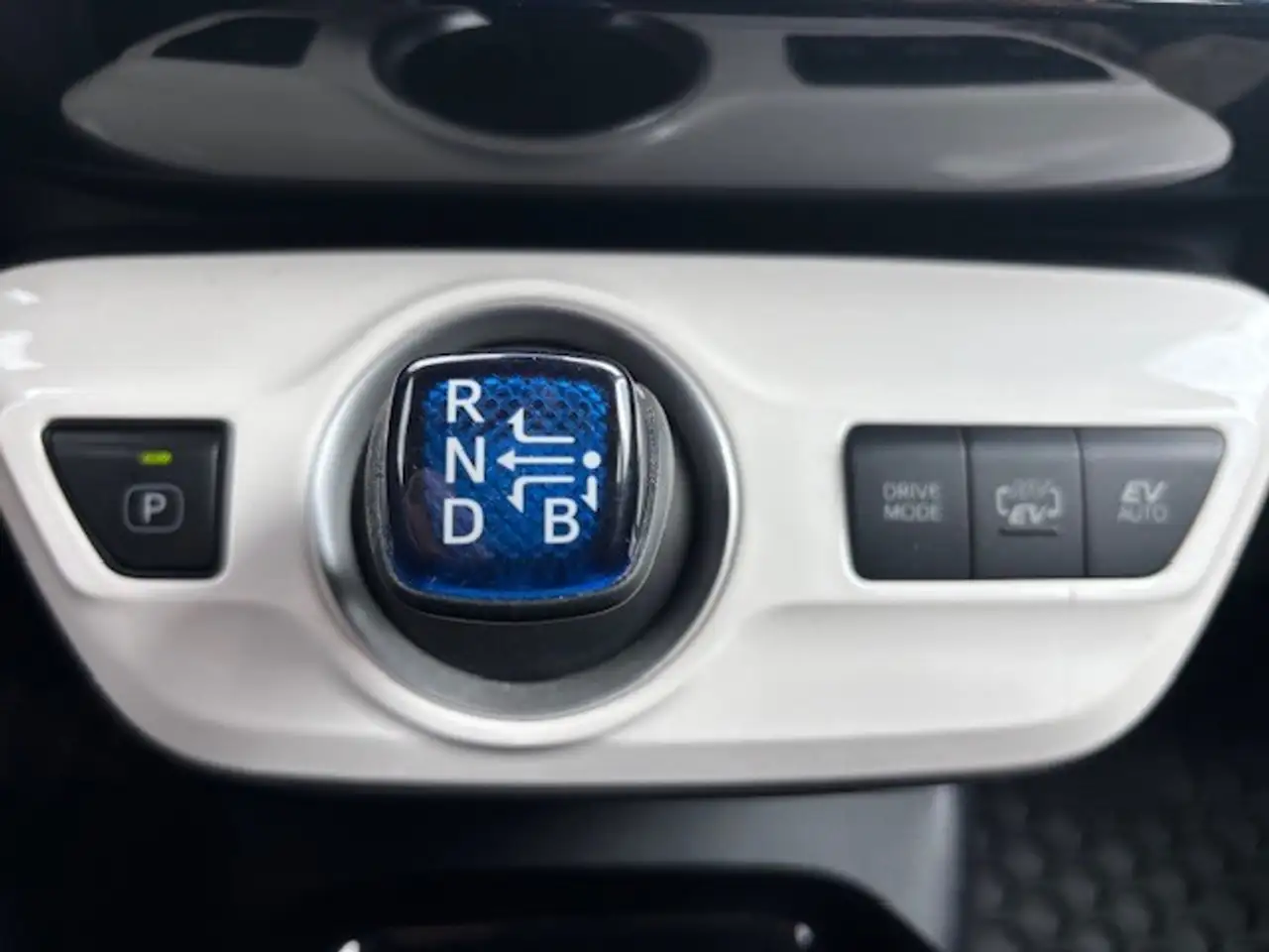 Toyota Prius Prime снимка Toyota Prius Prime