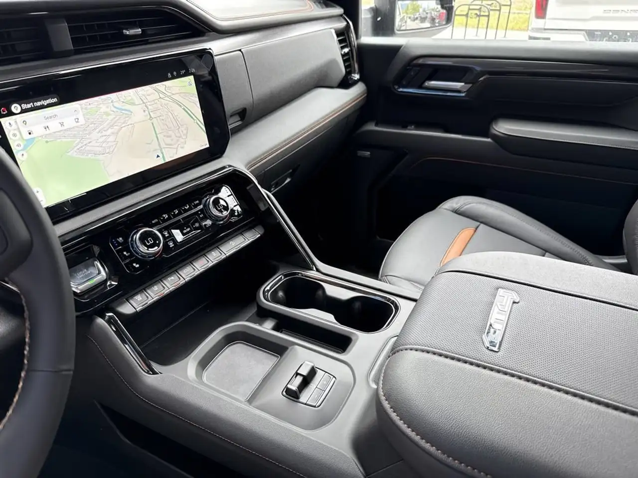 GMC Sierra 3500HD снимка GMC Sierra 3500HD