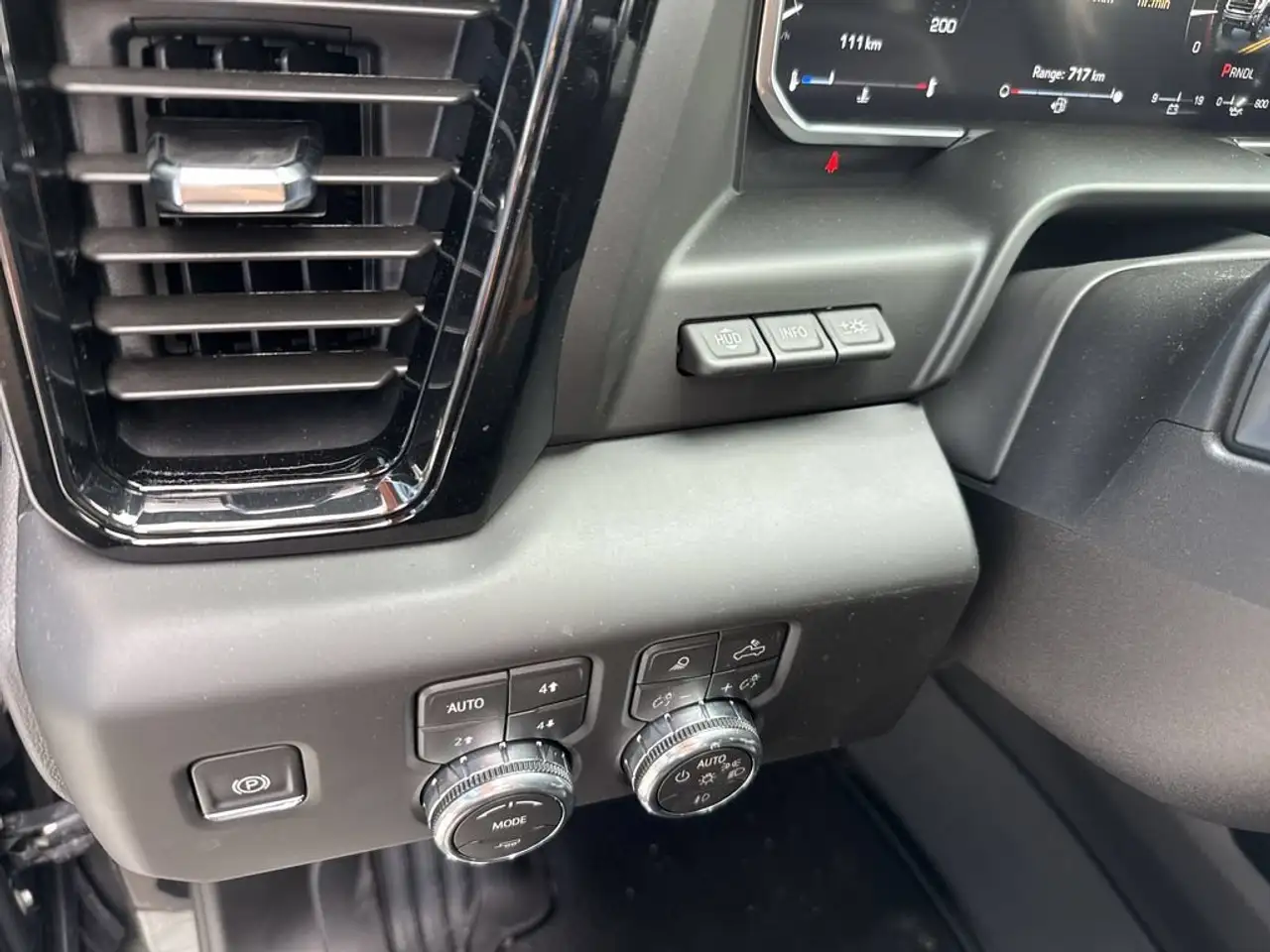 GMC Sierra 3500HD снимка GMC Sierra 3500HD