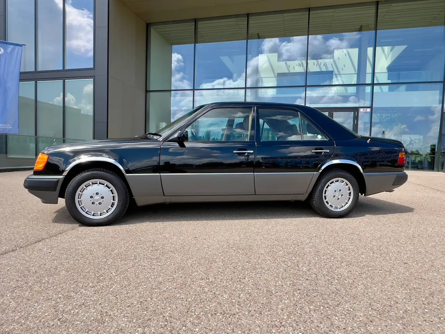 Mercedes-Benz E 300 4-Matic Zwart - 1