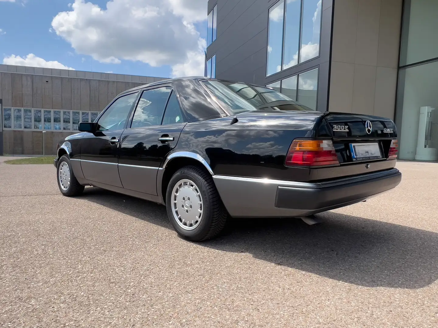 Mercedes-Benz E 300 4-Matic Zwart - 2