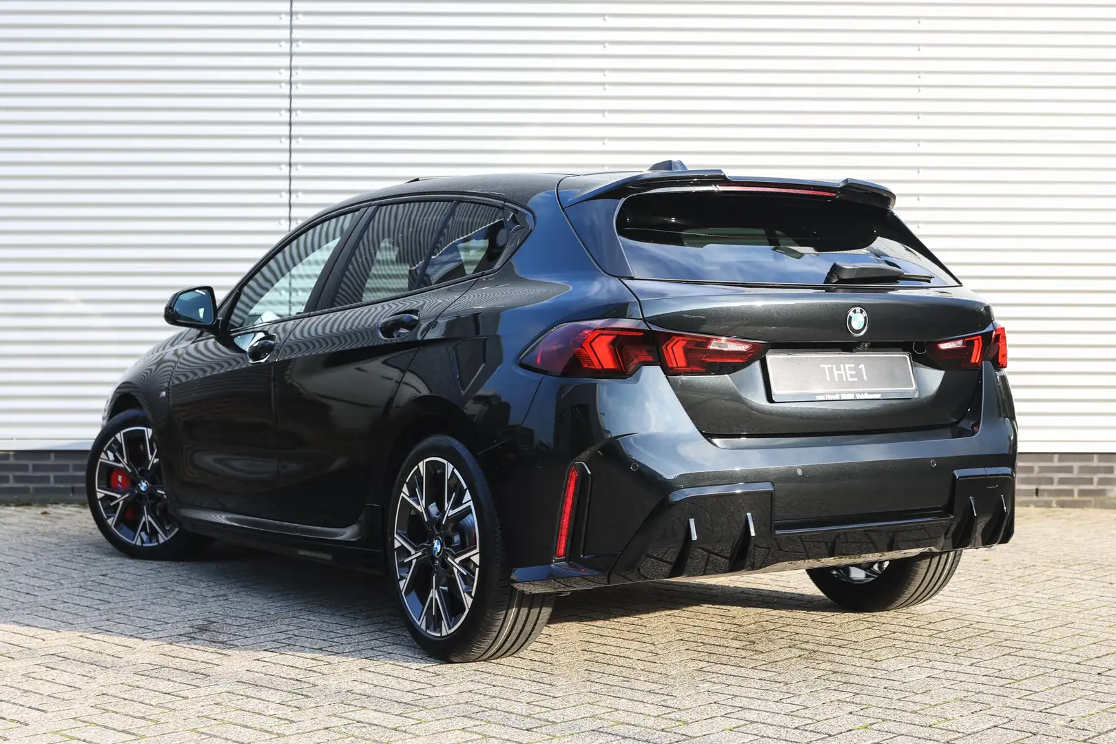 BMW 120 1 Serie M Sport Automaat / Panoramadak / Sportstoe Zwart - 2