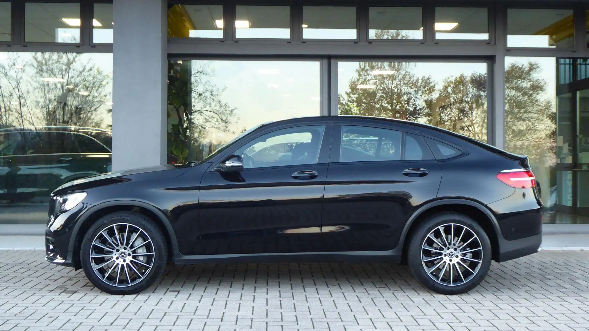 Mercedes-Benz GLC 250 d 4Matic Coupé AMG Noir - 2