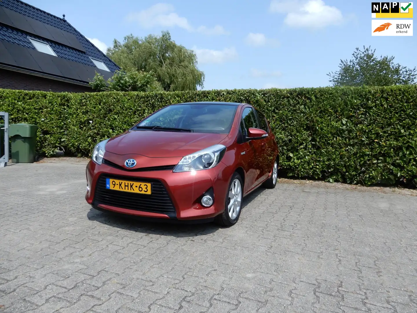 Toyota Yaris 1.5 Full Hybrid Dynamic Rojo - 1