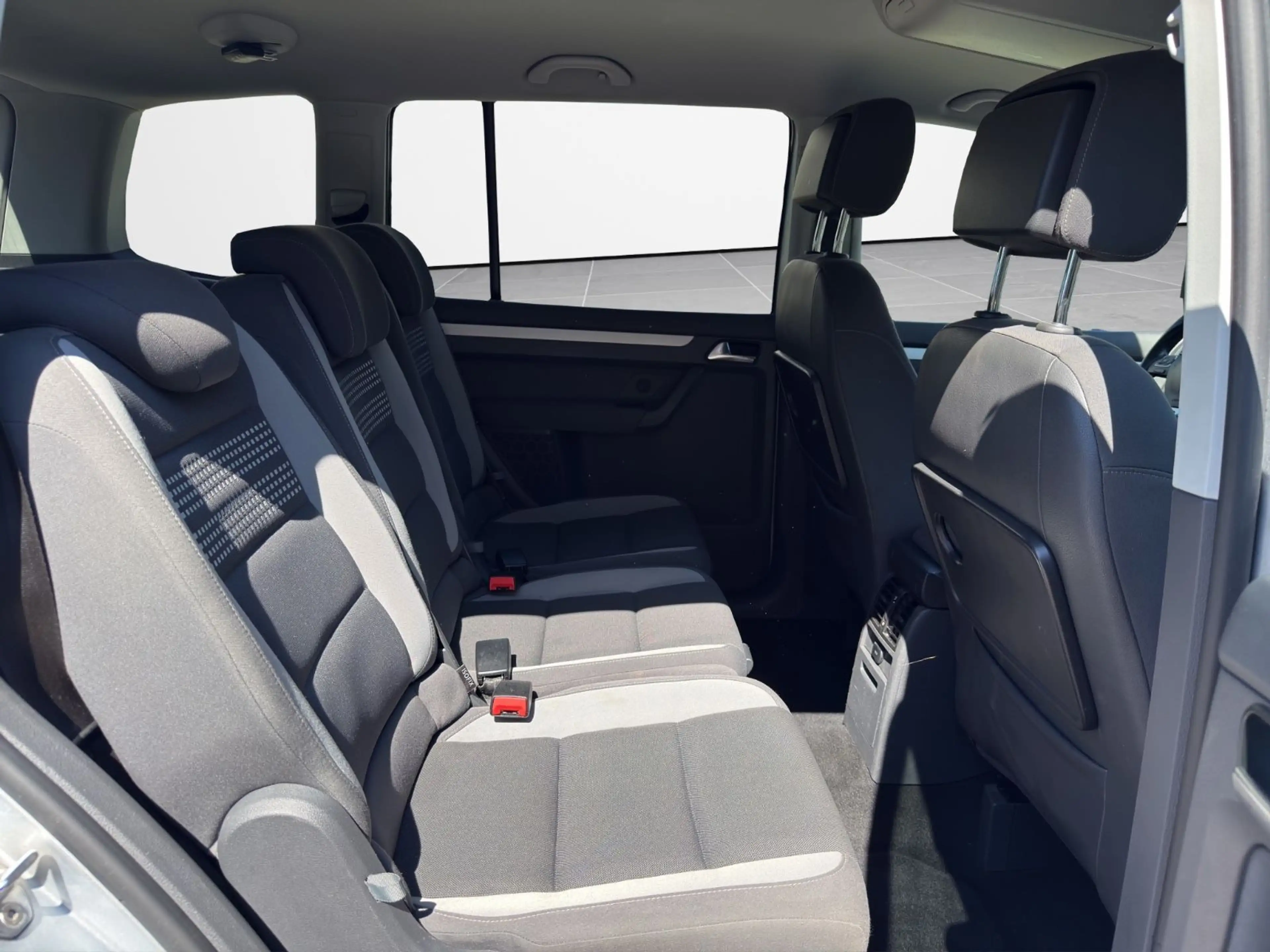 Volkswagen Touran Life — photo 10